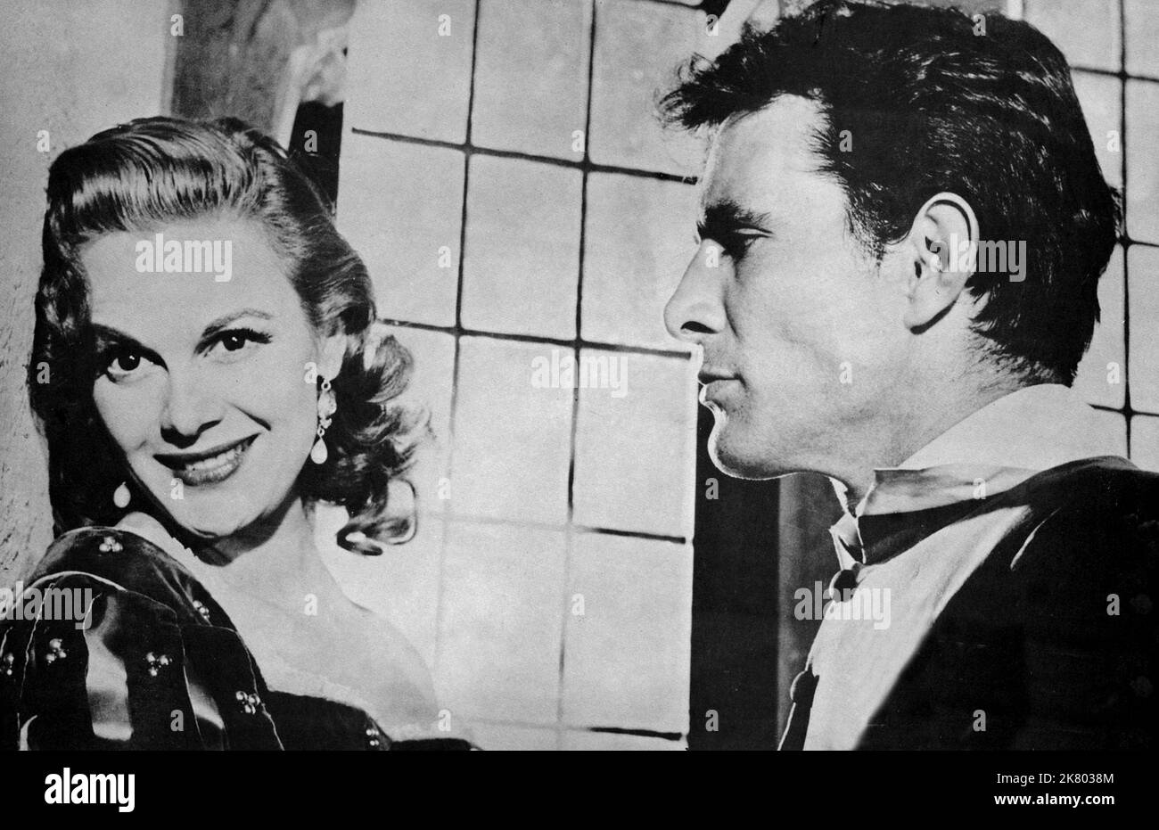 Patricia Medina & Bruce Cabot Film The Red Cloak (1955) regista: Giuseppe Maria Scotese 01 febbraio 1956 **ATTENZIONE** questa fotografia è ad uso esclusivamente editoriale ed è copyright della Film Company e/o del fotografo assegnato dalla Film o Production Company e può essere riprodotta solo da pubblicazioni in concomitanza con la promozione del suddetto Film. È richiesto un credito obbligatorio alla Film Company. Il fotografo deve essere accreditato anche se conosciuto. Nessun uso commerciale può essere concesso senza l'autorizzazione scritta di The Film Company. Foto Stock