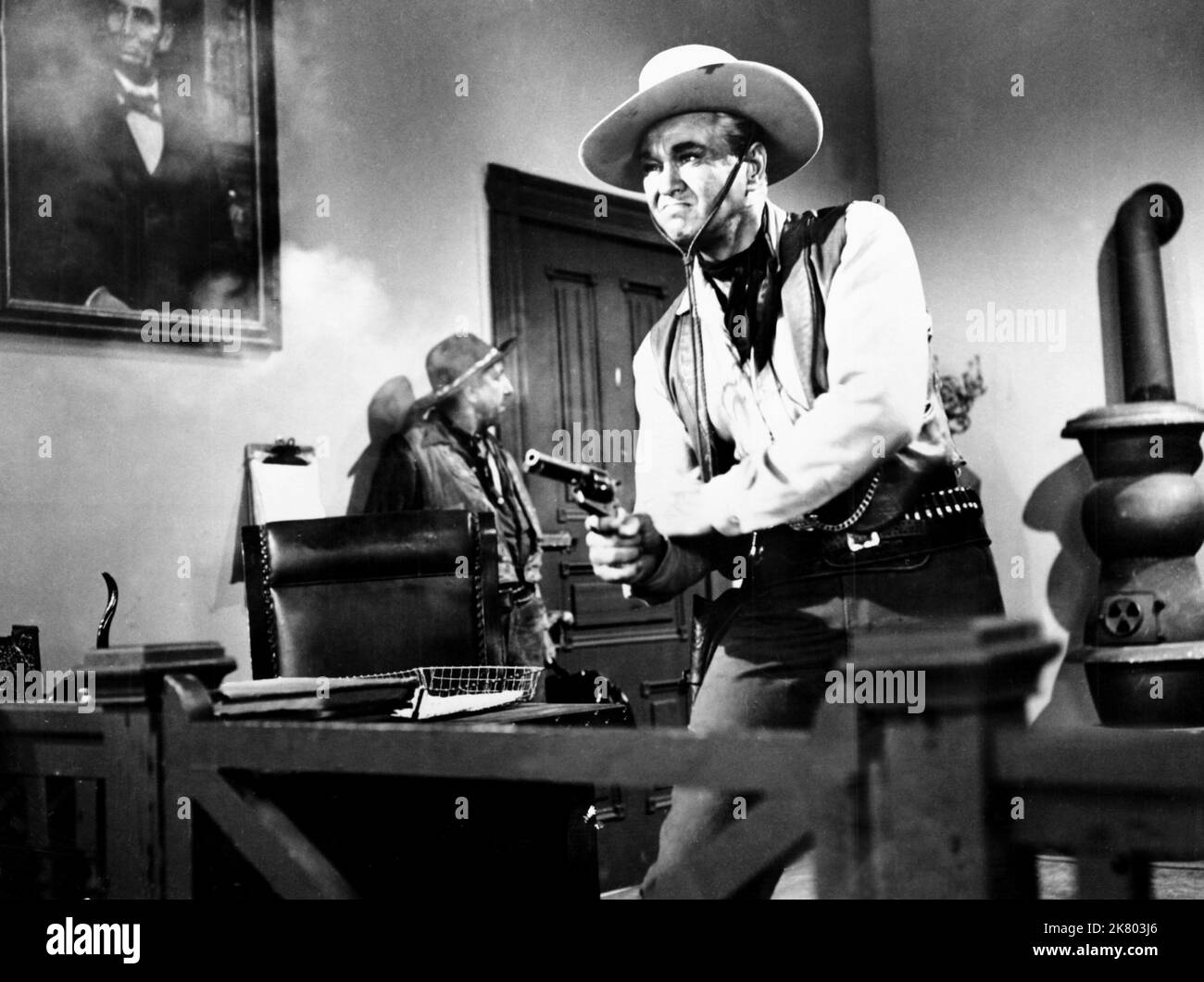 Neville Brand Film Fury at Gunsight Pass (1956) personaggi: Dirk Hogan regista: Fred F. Sears 15 febbraio 1956 **ATTENZIONE** questa fotografia è solo per uso editoriale ed è copyright di COLUMBIA PICTURES e/o del fotografo assegnato dalla Film o Production Company e può essere riprodotta solo da pubblicazioni in concomitanza con la promozione del suddetto Film. È richiesto un credito obbligatorio per LE FOTO DELLA COLUMBIA. Il fotografo deve essere accreditato anche se conosciuto. Nessun uso commerciale può essere concesso senza l'autorizzazione scritta di The Film Company. Foto Stock