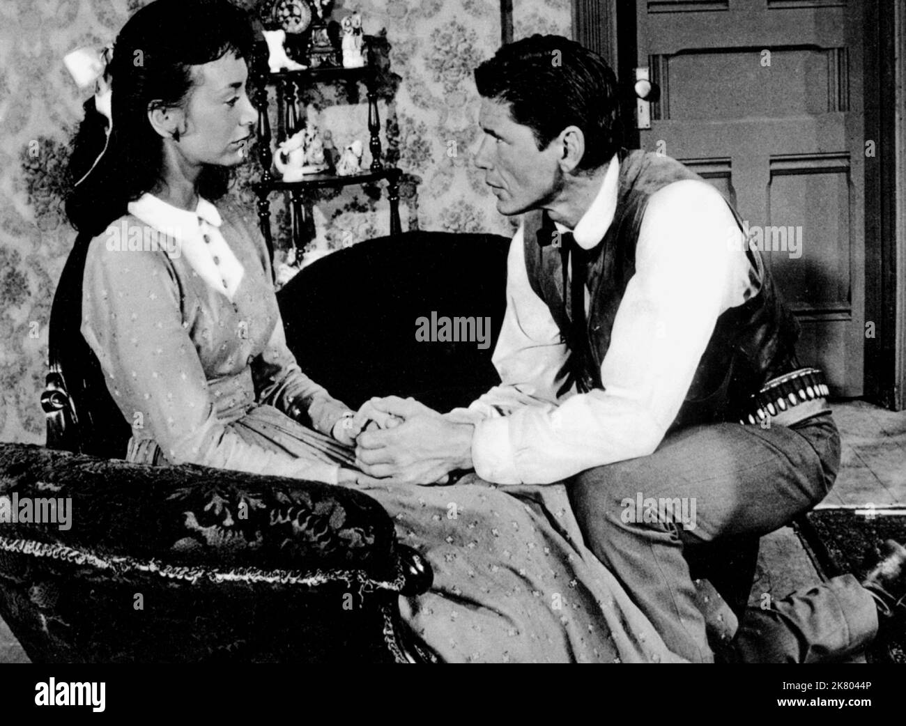 Fintan Meyler & Charles Bronson Film Showdown at Boot Hill (1958) Characters: Sally Crane & Luke Welch Director: Gene Fowler Jr 1 May 1958 **WARNING** questa fotografia è solo per uso editoriale ed è copyright di REGAL Film Inc e/o The Photographer assegnato dalla Film or Production Company e può essere riprodotta solo da pubblicazioni in concomitanza con la promozione del suddetto film. È richiesto un credito obbligatorio per REGAL Film Inc. Il fotografo deve essere accreditato anche se conosciuto. Nessun uso commerciale può essere concesso senza l'autorizzazione scritta di The Film Company. Foto Stock