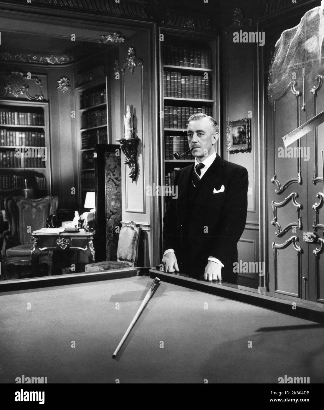 Alec Guinness Film to Paris with Love (1955) personaggi: Col. Sir Edgar Fraser Direttore: Robert Hamer 11 gennaio 1955 **ATTENZIONE** questa fotografia è ad uso esclusivamente editoriale ed è copyright di DUE CITTÀ e/o del fotografo assegnato dalla Film o Production Company e può essere riprodotta solo da pubblicazioni in concomitanza con la promozione del suddetto Film. È richiesto un credito obbligatorio per DUE CITTÀ. Il fotografo deve essere accreditato anche se conosciuto. Nessun uso commerciale può essere concesso senza l'autorizzazione scritta di The Film Company. Foto Stock