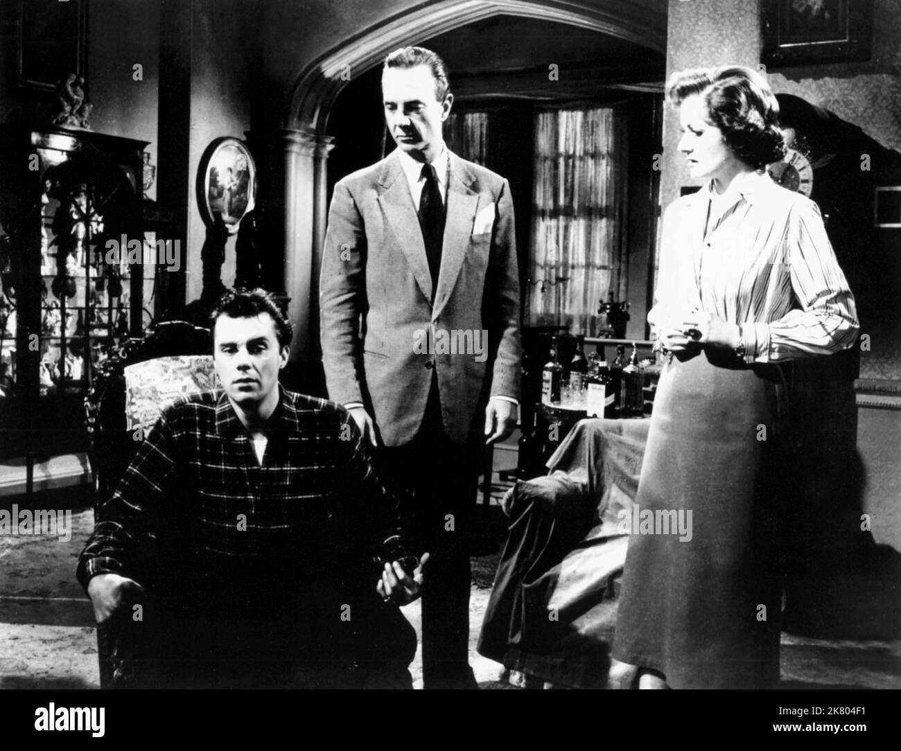 Dirk Bogarde, Robert Flemyng & Margaret Lockwood Film Cast A Dark Shadow (1958) personaggi: Edward regista: Lewis Gilbert 20 settembre 1955 **ATTENZIONE** questa fotografia è solo per uso editoriale ed è copyright di ANGEL PRODUCTIONS e/o del fotografo assegnato dalla Film o Production Company e può essere riprodotta solo da pubblicazioni in concomitanza con la promozione del suddetto Film. È richiesto un credito obbligatorio per LE PRODUZIONI ANGEL. Il fotografo deve essere accreditato anche se conosciuto. Nessun uso commerciale può essere concesso senza l'autorizzazione scritta di The Film Company. Foto Stock