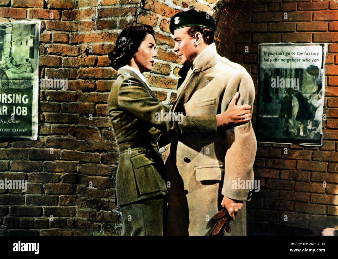 Dana Wynter & Richard Todd Film D-Day The Sixth of June (1957) personaggi: Valerie Russell & LT. Colonnello John Wynter regista: Henry Koster 29 maggio 1956 **WARNING** questa fotografia è solo per uso editoriale ed è copyright di 20 CENTURY FOX e/o The Photographer assegnato dalla Film or Production Company e può essere riprodotta solo da pubblicazioni in concomitanza con la promozione del suddetto Film. È richiesto un credito obbligatorio a 20 CENTURY FOX. Il fotografo deve essere accreditato anche se conosciuto. Nessun uso commerciale può essere concesso senza l'autorizzazione scritta di The Film Company. Foto Stock