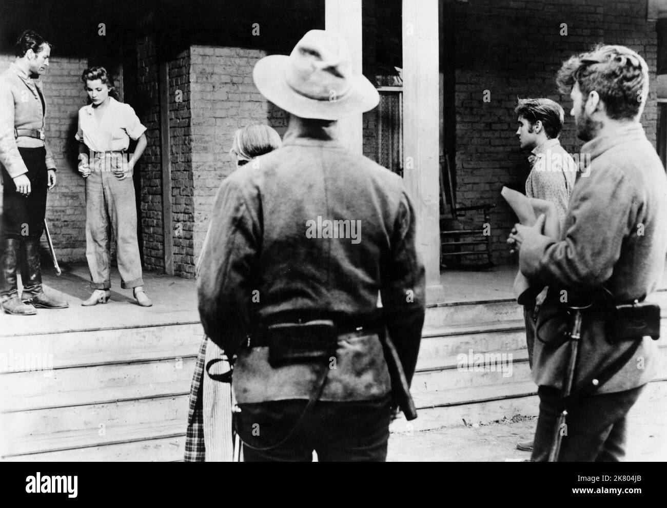 Debra Paget & Elvis Presley Film Love me Tender (USA 1956) personaggi: Cathy Reno & Clint Reno regista: Robert D. Webb 15 novembre 1956 **ATTENZIONE** questa fotografia è ad uso esclusivamente editoriale ed è copyright della 20TH CENTURY FOX e/o del fotografo assegnato dalla Film or Production Company e può essere riprodotta solo da pubblicazioni in concomitanza con la promozione del suddetto Film. È richiesto un credito obbligatorio a 20TH CENTURY FOX. Il fotografo deve essere accreditato anche se conosciuto. Nessun uso commerciale può essere concesso senza l'autorizzazione scritta di The Film Company. Foto Stock