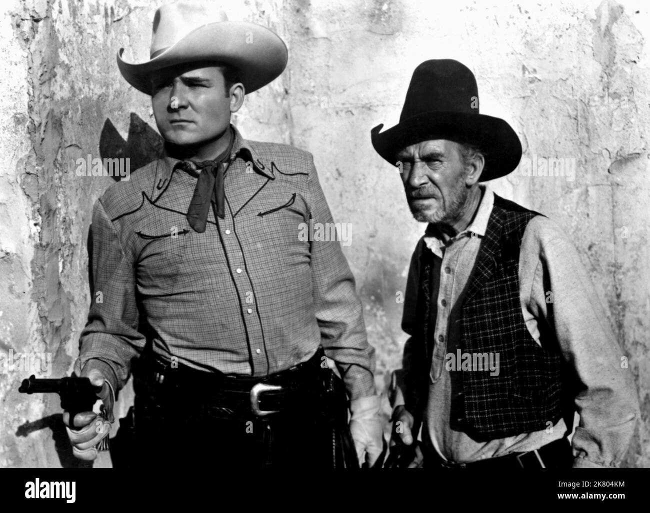 Whip Wilson & Andy Clyde Film: Arizona Territory (1951) personaggi: Jeff Malloy & Marshal Luke Watson regista: Wallace Fox 02 luglio 1950 **AVVERTENZA** questa fotografia è solo per uso editoriale ed è copyright del MONOGRAMMA e/o del fotografo assegnato dalla Film o dalla Production Company e può essere riprodotta solo da pubblicazioni in concomitanza con la promozione del film di cui sopra. È richiesto un credito obbligatorio al MONOGRAMMA. Il fotografo deve essere accreditato anche quando è noto. Nessun uso commerciale può essere concesso senza autorizzazione scritta da parte della Film Company. Foto Stock