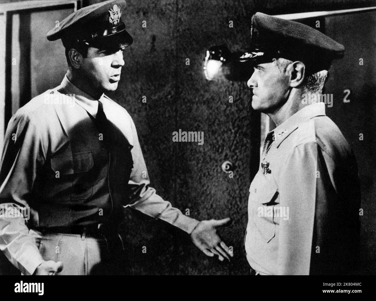 John Payne & Paul Kelly Film: Bailout a 43.000 (1958) personaggi: Major Paul Peterson & col. Hughes regista: Lione 01 maggio 1957 **AVVERTENZA** questa fotografia è esclusivamente per uso editoriale ed è copyright delle PRODUZIONI PINE-THOMAS e/o del fotografo assegnato dalla Film o dalla Production Company e può essere riprodotta solo da pubblicazioni in concomitanza con la promozione del film di cui sopra. È richiesto un credito obbligatorio per LE PRODUZIONI PINE-THOMAS. Il fotografo deve essere accreditato anche quando è noto. Nessun uso commerciale può essere concesso senza autorizzazione scritta da parte della Film Company. Foto Stock