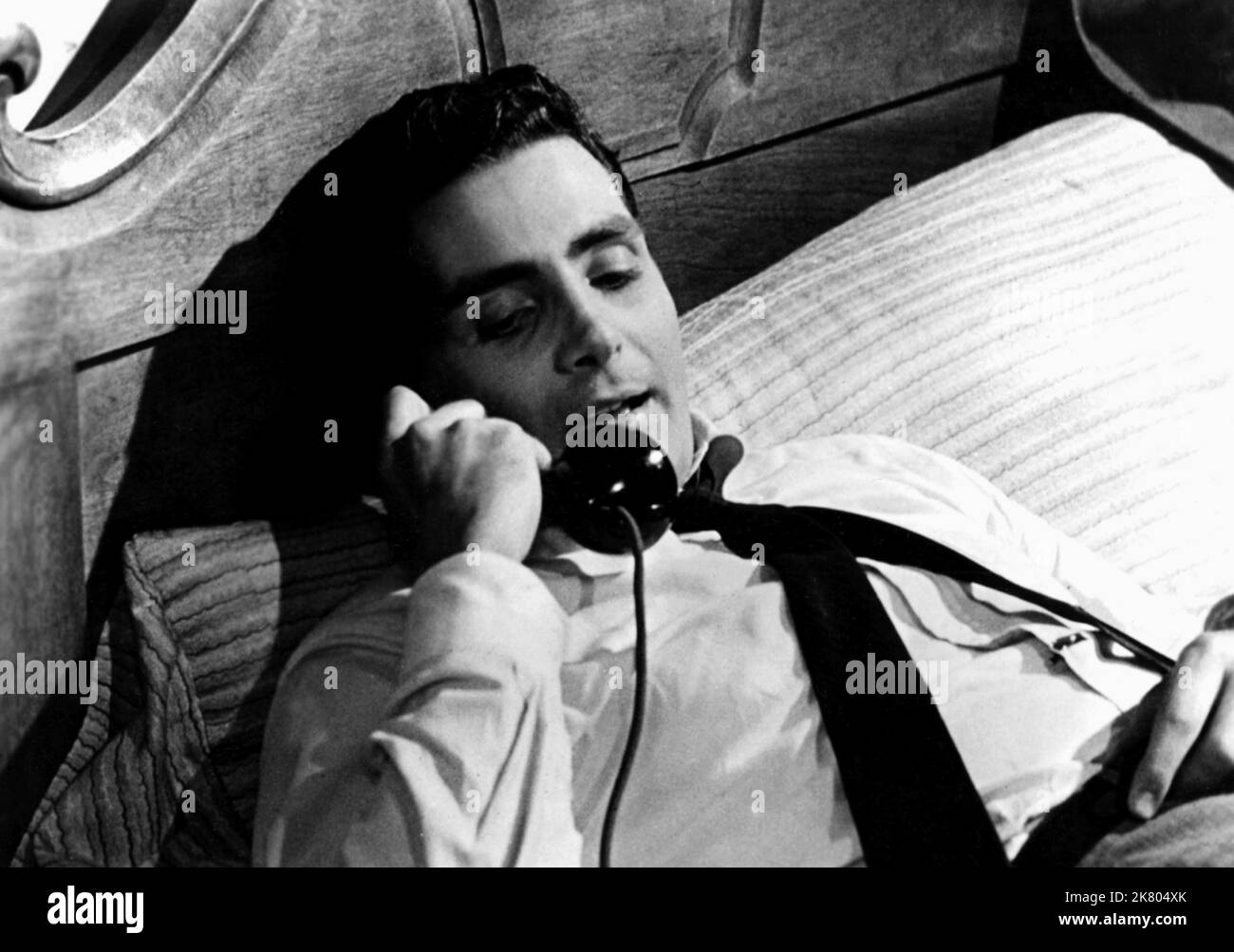 David Hedison Television: Five Fingers (TV-Serie) personaggi: Victor Sebastian USA 1959–1960, / episodio 1,02: 'Dossier' (Dir. Montgomery Pittman) regista: 03 ottobre 1959 **AVVERTENZA** questa fotografia è solo per uso editoriale ed è copyright della TELEVISIONE 20th CENTURY FOX e/o del fotografo assegnato dalla Film o dalla Production Company e può essere riprodotta solo da pubblicazioni in concomitanza con la promozione del film di cui sopra. È richiesto un credito obbligatorio per LA TELEVISIONE 20th CENTURY FOX. Il fotografo deve essere accreditato anche quando è noto. Non può essere concesso alcun uso commerciale con Foto Stock