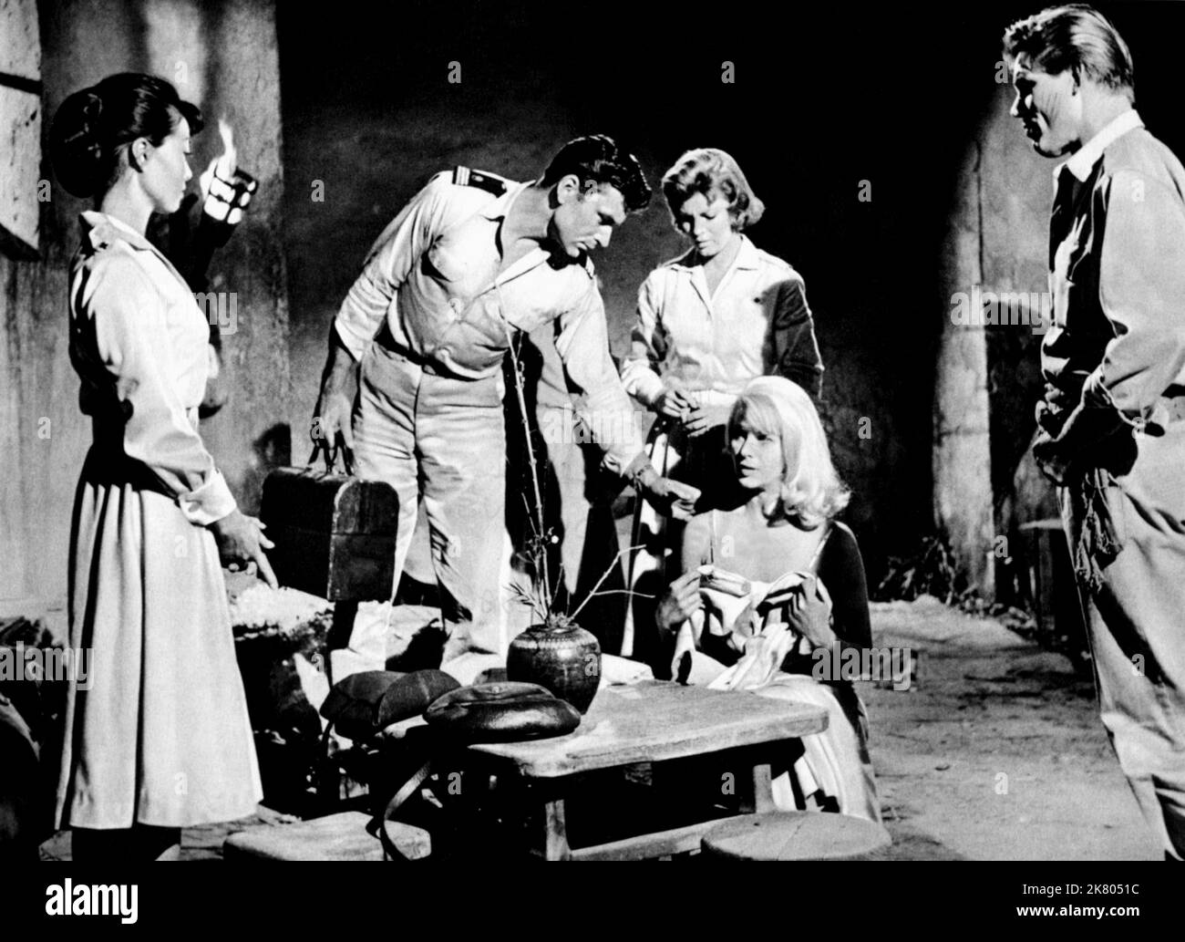 Nobu McCarthy, Ken Scott, Patricia Owens, Dolores Michaels & Neville Brand Film: Five Gates to Hell (1959) personaggi: Chioko, Dr. John Richter,Joy,Athena & Chen Pamok Direttore: James Clavell 23 settembre 1959 **AVVERTENZA** questa fotografia è solo per uso editoriale ed è copyright di 20th CENTURY FOX e/o del fotografo assegnato dalla Film o dalla Production Company e può essere riprodotta solo da pubblicazioni in concomitanza con la promozione del film di cui sopra. È richiesto un credito obbligatorio a 20th CENTURY FOX. Il fotografo deve essere accreditato anche quando è noto. Nessun uso commerciale può essere Foto Stock