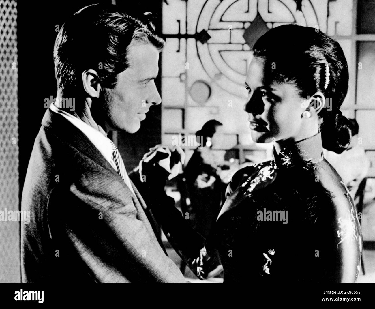 Audie Murphy & Giorgia Moll Film: The Quiet American (1958) personaggi: The American & Phuong regista: Mankiewicz 05 febbraio 1958 **AVVERTENZA** questa fotografia è solo per uso editoriale ed è copyright di ARTISTI UNITI e/o del fotografo assegnato dalla Film o dalla Production Company e può essere riprodotta solo da pubblicazioni in concomitanza con la promozione del film di cui sopra. È richiesto un credito obbligatorio per GLI ARTISTI UNITI. Il fotografo deve essere accreditato anche quando è noto. Nessun uso commerciale può essere concesso senza autorizzazione scritta da parte della Film Company. Foto Stock