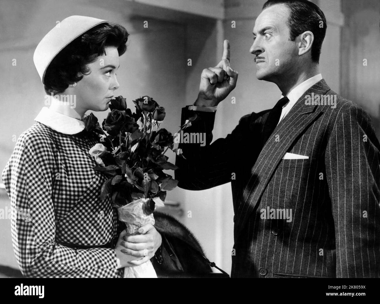 Barbara Rush e David Niven Film Oh Men! Oh donne! (1954) regista: Nunnally Johnson 22 febbraio 1957 **ATTENZIONE** questa fotografia è ad uso esclusivamente editoriale ed è copyright della 20TH CENTURY FOX e/o del fotografo assegnato dalla Film o Production Company e può essere riprodotta solo da pubblicazioni in concomitanza con la promozione del suddetto Film. È richiesto un credito obbligatorio a 20TH CENTURY FOX. Il fotografo deve essere accreditato anche se conosciuto. Nessun uso commerciale può essere concesso senza l'autorizzazione scritta di The Film Company. Foto Stock