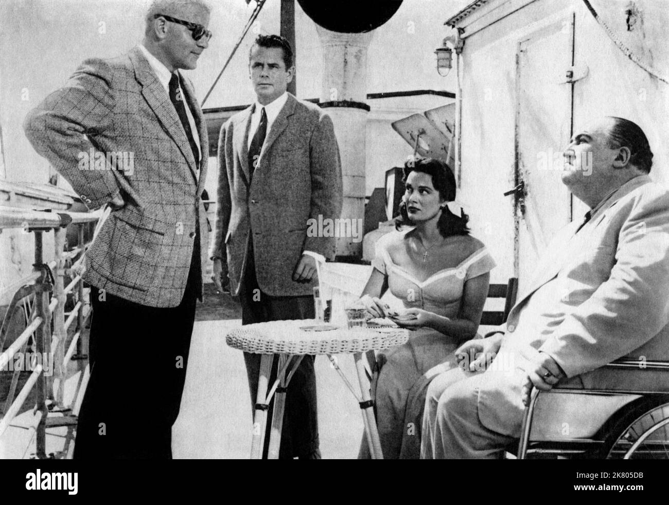 Patricia Medina, Glenn Ford & Frank L. Sullivan Film Plunder of the Sun (1958) personaggi: Anna Luz,al Colby & Director: John Farrow 26 August 1953 **WARNING** questa fotografia è solo per uso editoriale ed è copyright DELLA WARNER BROS e/o del fotografo assegnato dalla Film or Production Company e può essere riprodotta solo da pubblicazioni in concomitanza con la promozione del suddetto Film. È richiesto un credito obbligatorio a WARNER BROS. Il fotografo deve essere accreditato anche se conosciuto. Nessun uso commerciale può essere concesso senza l'autorizzazione scritta di The Film Company. Foto Stock