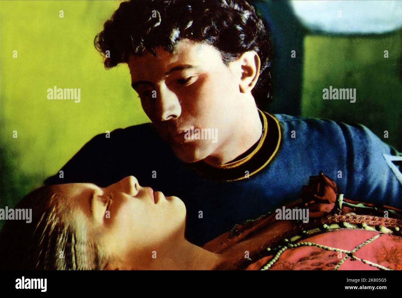 Susan Shentall & Laurence Harvey Film Romeo e Giulietta (1952) personaggi: Giulietta e Romeo regista: Renato Castellani 01 settembre 1954 **ATTENZIONE** questa fotografia è ad uso esclusivamente editoriale ed è copyright di ARTISTI UNITI e/o del fotografo assegnato dalla Film o Production Company e può essere riprodotta solo da pubblicazioni in concomitanza con la promozione del suddetto Film. È richiesto un credito obbligatorio per GLI ARTISTI UNITI. Il fotografo deve essere accreditato anche se conosciuto. Nessun uso commerciale può essere concesso senza l'autorizzazione scritta di The Film Company. Foto Stock