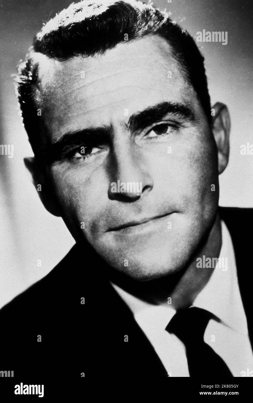 Televisione Rod Serling: The Twilight zone (1954) 02 ottobre 1959 **AVVERTENZA** questa fotografia è solo per uso editoriale ed è copyright della televisione CBS e/o del fotografo assegnato dalla Film o dalla Production Company e può essere riprodotta solo da pubblicazioni in concomitanza con la promozione del film di cui sopra. È richiesto un credito obbligatorio al TELEVISORE CBS. Il fotografo deve essere accreditato anche quando è noto. Nessun uso commerciale può essere concesso senza autorizzazione scritta da parte della Film Company. Foto Stock