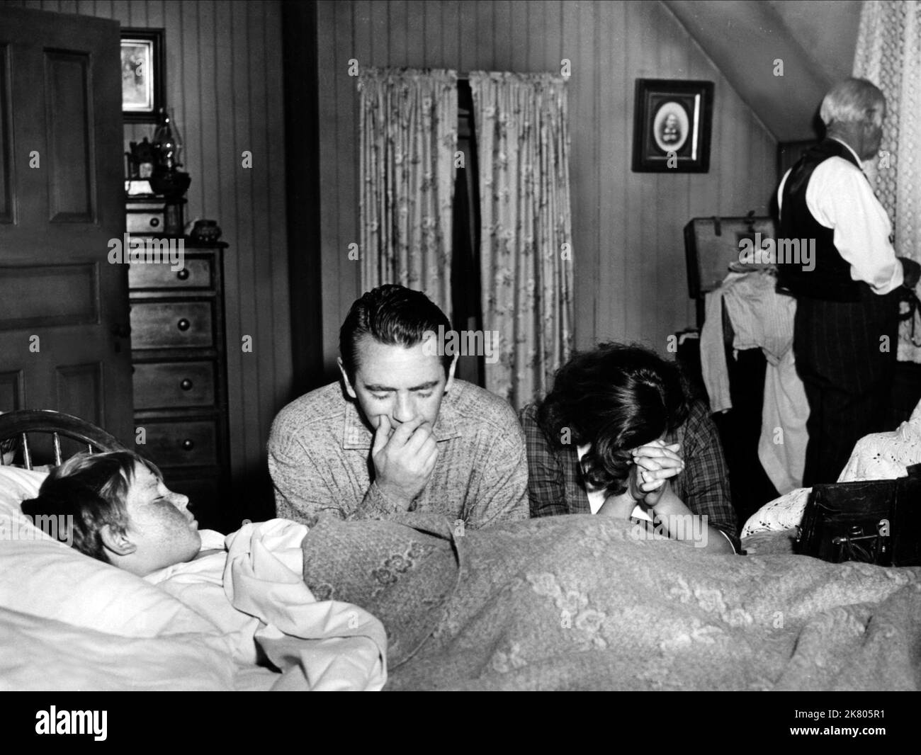 Stephen Wooton, Macdonald Carey & Patricia Medina Film: Stranger at My Door (1959) personaggi: , HOLLIS JARRET, PEG JARRET regista: William Witney 06 aprile 1956 **AVVERTENZA** questa fotografia è solo per uso editoriale ed è copyright della Film Company e/o del fotografo assegnato dalla Film o dalla Production Company e può essere riprodotta solo da pubblicazioni in concomitanza con la promozione del film di cui sopra. È richiesto un credito obbligatorio alla società cinematografica. Il fotografo deve essere accreditato anche quando è noto. Nessun uso commerciale può essere concesso senza l'autorizzazione scritta del film Foto Stock