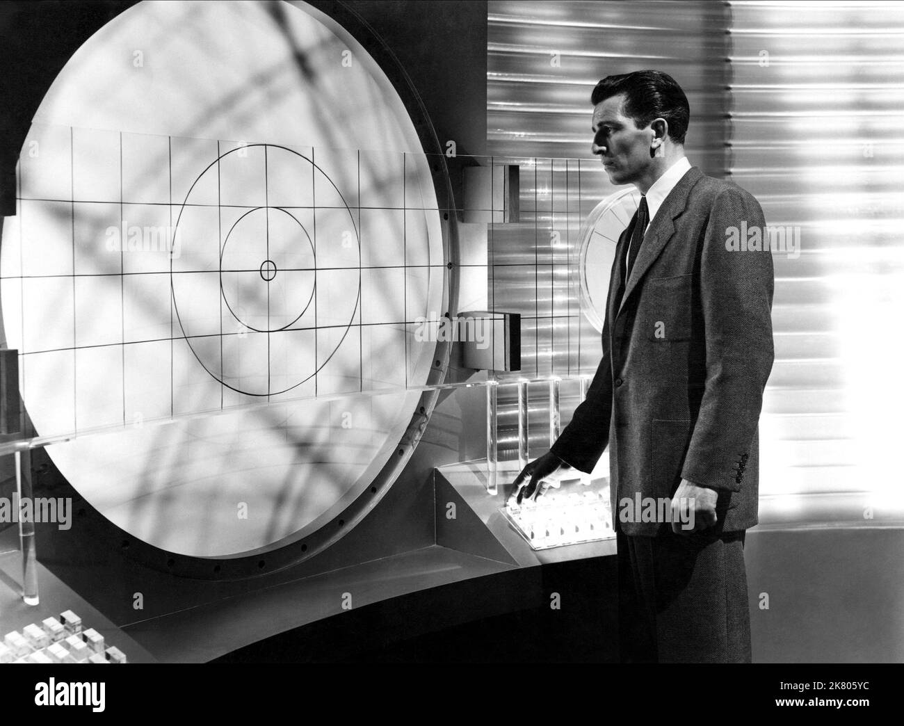 Michael Rennie Film: The Day The Earth Still (USA 1951) personaggi: Klaatu regista: Robert Wise 18 settembre 1951 **AVVERTENZA** questa fotografia è solo per uso editoriale ed è copyright di 20th CENTURY FOX e/o del fotografo assegnato dalla Film o dalla Società di produzione e può essere riprodotta solo da pubblicazioni in concomitanza con la promozione del film di cui sopra. È richiesto un credito obbligatorio a 20th CENTURY FOX. Il fotografo deve essere accreditato anche quando è noto. Nessun uso commerciale può essere concesso senza autorizzazione scritta da parte della Film Company. Foto Stock