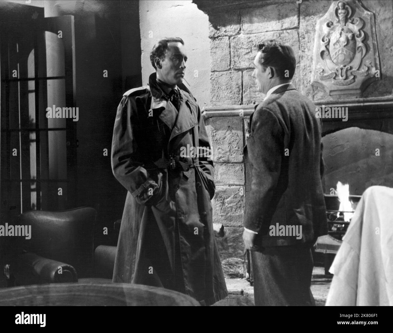 Christopher Lee & Patrick Holt Film: Alias John Preston (UK 1955) personaggi: John Preston, marito di Sylvia in Dream (Come Pat Holt) regista: David Macdonald 14 dicembre 1955 **AVVERTENZA** questa fotografia è esclusivamente per uso editoriale ed è copyright di DANZIGER PRODUCTIONS e/o del fotografo assegnato dalla Film o Production Company e può essere riprodotta solo da pubblicazioni in concomitanza con la promozione del film di cui sopra. È richiesto un credito obbligatorio per LE PRODUZIONI DANZIGER. Il fotografo deve essere accreditato anche quando è noto. Nessun uso commerciale può essere concesso senza WR Foto Stock