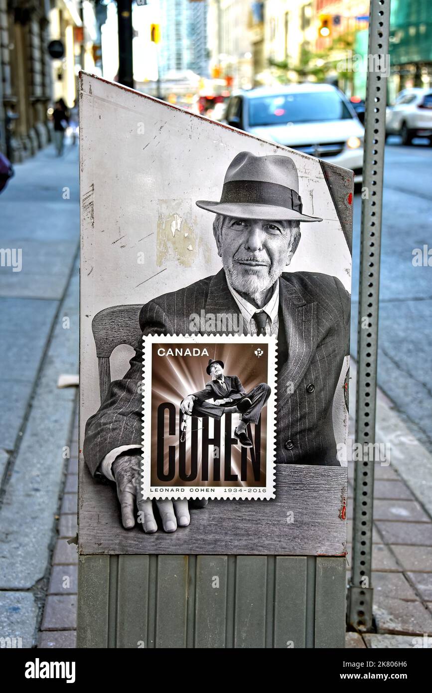 Toronto, Canada - 12 agosto 2022: Canada Post mailbox con una foto della leggendaria cantante canadese. Nel 2019 il Canada Post ha onorato Cohen, che è morto io Foto Stock