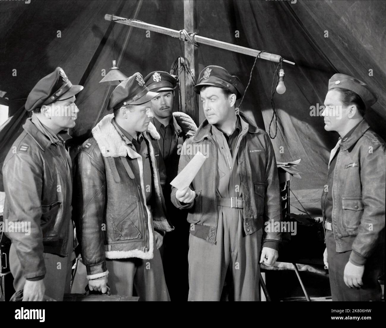 Larry Keating, James Whitmore, Larry Gates & Robert Taylor Film: Above and Beyond (USA 1952) personaggi: Gen. Vernon C. Brent, Major William 'Bill' Uanna - Security Officer, Operation Silverplate, Capt. William 'Deak' Parsons, USN, Lt. Paul W. Tibbets 509th Composite Group CO (pilota di Enola Gay) Direttore: Melvin Frank & Norman Panama 31 dicembre 1952 **AVVERTENZA** questa fotografia è solo per uso editoriale ed è copyright di MGM e/o del fotografo assegnato dalla Film o dalla Production Company e può essere riprodotta solo da pubblicazioni in concomitanza con la promozione della A. Foto Stock