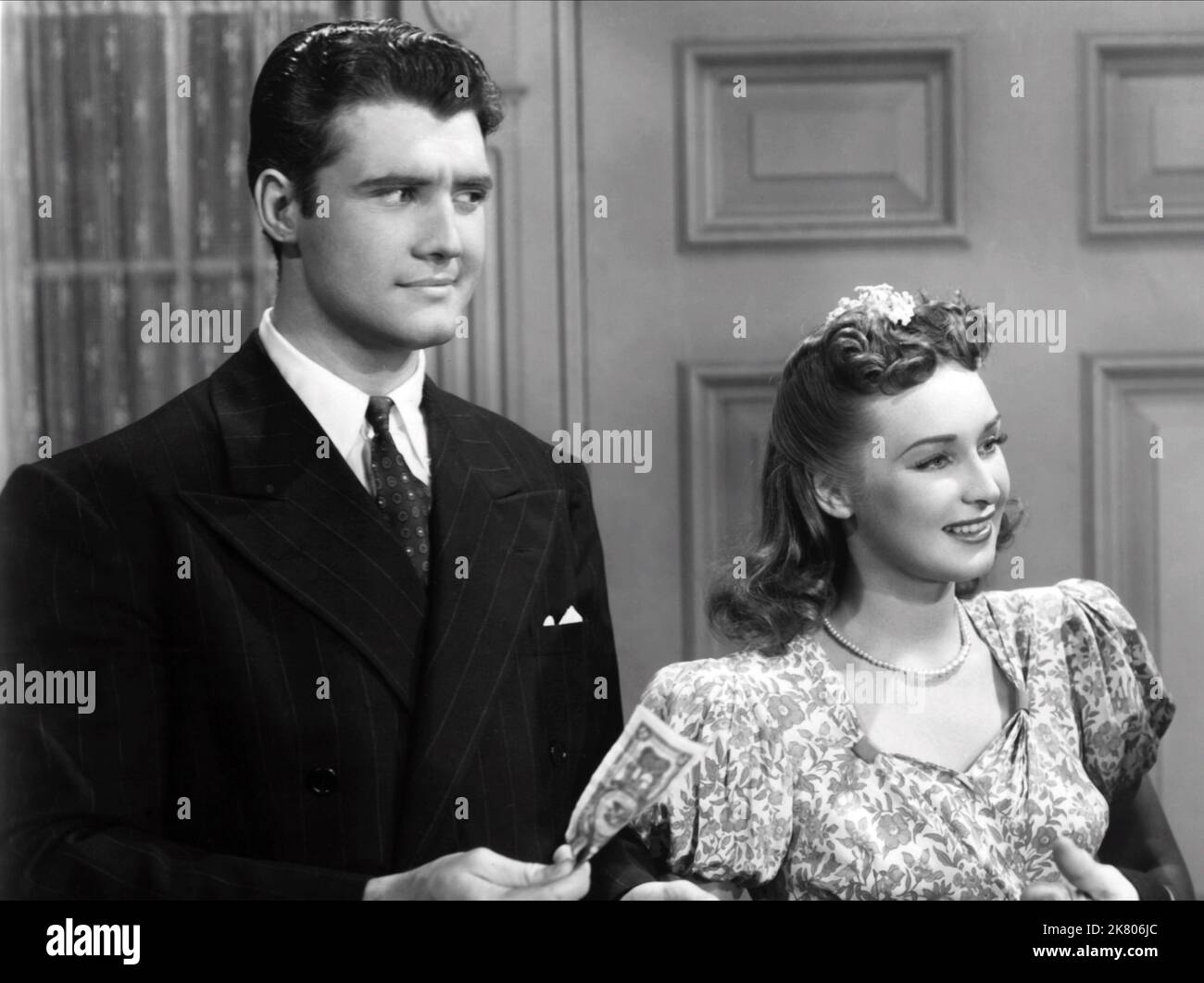 George Reeves, Rosemary Lane e Oscar o'Shea Film: Sempre Una sposa (Regno Unito 1935) personaggi: Michael 'Mike' Stevens, Alice Bond, zio Dan Jarvis regista: Ralph Smart 12 Agosto 1953 **AVVERTENZA** questa fotografia è solo per uso editoriale ed è copyright dei FILM CLARION e/o del fotografo assegnato dalla Film o dalla Società di produzione e può essere riprodotta solo da pubblicazioni in concomitanza con la promozione del film di cui sopra. È richiesto un credito obbligatorio per I FILM CLARION. Il fotografo deve essere accreditato anche quando è noto. Nessun uso commerciale può essere concesso senza l'autorizzazione scritta di Foto Stock