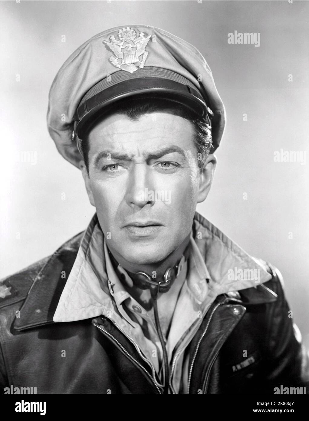 Robert Taylor Film: Beyond (USA 1952) personaggi: L. col. Paul W. Tibbets 509th Composite Group CO (pilota di Enola Gay) regista: Melvin Frank & Norman Panama 31 dicembre 1952 **AVVERTENZA** questa fotografia è solo per uso editoriale ed è copyright di MGM e/o del fotografo assegnato dalla Film o dalla Production Company e può essere riprodotta solo da pubblicazioni in concomitanza con la promozione del film di cui sopra. È richiesto un credito obbligatorio a MGM. Il fotografo deve essere accreditato anche quando è noto. Nessun uso commerciale può essere concesso senza l'autorizzazione scritta del film Foto Stock