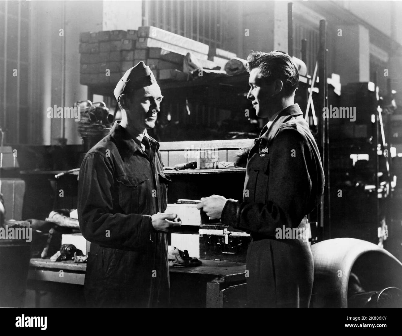 Sam Kydd & Dirk Bogarde Film: Appuntamento a Londra; Raiders in the Sky (UK 1953) personaggi: Ackroyd - The Brat's Mechanic, Wing-Commander Tim Mason regista: Philip Leacock 17 febbraio 1953 **AVVERTENZA** questa fotografia è solo per uso editoriale ed è copyright del FILM BRITISH LION e/o del fotografo assegnato dalla Film o dalla Production Company e può essere riprodotta solo da pubblicazioni in concomitanza con la promozione del film di cui sopra. È richiesto un credito obbligatorio per IL FILM BRITISH LION. Il fotografo deve essere accreditato anche quando è noto. Non può essere concesso alcun uso commerciale senza Foto Stock