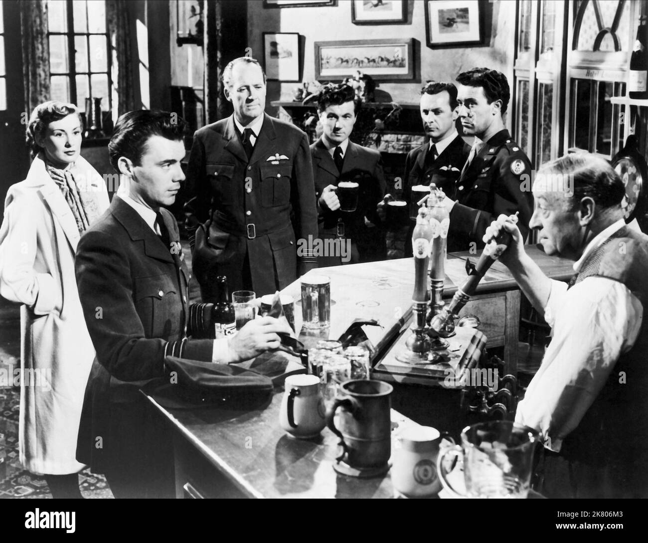 Dirk Bogarde, Dinah Sheridan, Ian Hunter, Bryan Forbes, Bill Kerr, William Sylvester & Charles Victor Film: Appuntamento a Londra; Raiders in the Sky (UK 1953) personaggi: Wing-Commander Tim Mason, Eve Canyon, Group Captain Logan, pilota ufficiale Peter Greeno (The Brat), tenente di volo Bill Brown, Major Mac Baker, U.S. Observer, Dobbie - Innkeeper Director: Philip Leacock 17 febbraio 1953 **AVVERTENZA** questa fotografia è solo per uso editoriale ed è copyright del FILM DI BRITISH LION e/o del fotografo assegnato dalla Film o Production Company e può essere riprodotta solo tramite pubblicazione Foto Stock