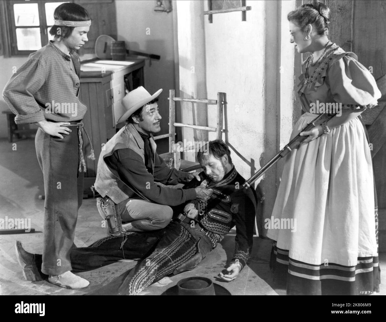 Gilbert Roland & Glenda Farrell Film: Apache War Smoke (1952) personaggi: Peso Herrera, Fanny Webson regista: Harold F. Kress 25 settembre 1952 **AVVERTENZA** questa fotografia è solo per uso editoriale ed è copyright di MGM e/o del fotografo assegnato dalla Film o dalla Production Company e può essere riprodotta solo da pubblicazioni in concomitanza con la promozione del film di cui sopra. È richiesto un credito obbligatorio a MGM. Il fotografo deve essere accreditato anche quando è noto. Nessun uso commerciale può essere concesso senza autorizzazione scritta da parte della Film Company. Foto Stock