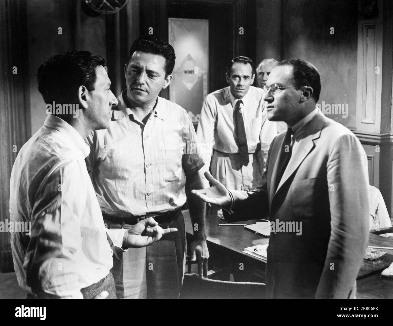 Jack Klugman, Edward Binns, Henry fonda e AD ESEMPIO Marshall Film: 12 uomini arrabbiati; dodici uomini arrabbiati (USA 1957) personaggi: Juror #5, Juror #6, Juror #8, Juror #4 regista: Sidney Lumet 10 aprile 1957 **AVVERTENZA** questa fotografia è solo per uso editoriale ed è copyright di UNITED ARTISTS e/o del fotografo assegnato dalla Film o dalla Production Company e può essere riprodotta solo da pubblicazioni in concomitanza con la promozione del film di cui sopra. È richiesto un credito obbligatorio per GLI ARTISTI UNITI. Il fotografo deve essere accreditato anche quando è noto. Nessun uso commerciale può essere concesso senza scrittura Foto Stock