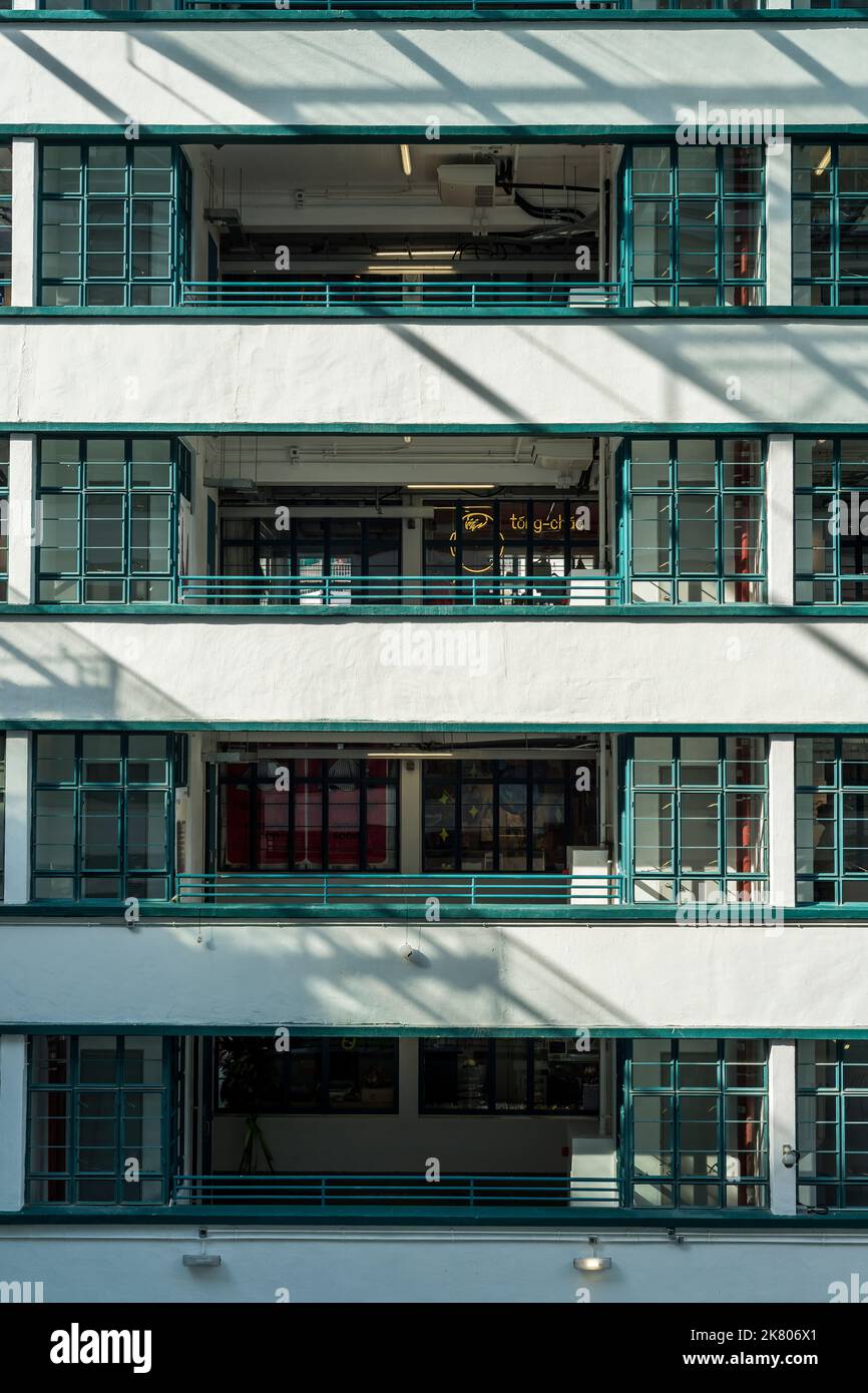 Le verande interne che si affacciano sul cortile di PMQ, precedentemente la polizia sposò Quarters, ora un centro di arte e design, Central, Hong Kong Island Foto Stock