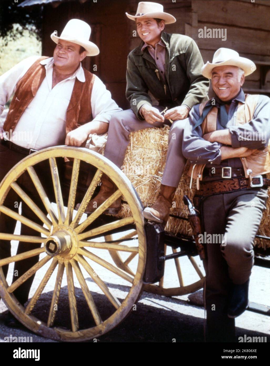 DaN Blocker, Michael Landon & Lorne Greene Televisione: Bonanza (serie TV) personaggi: Eric 'Hoss' Cartwright, Joseph 'Little Joe' Cartwright, ben Cartwright USA 1959-1973, 12 settembre 1959 **AVVERTENZA** questa fotografia è esclusivamente per uso editoriale ed è copyright di NBC e/o del fotografo assegnato dalla Film o dalla Production Company e può essere riprodotta solo da pubblicazioni in concomitanza con la promozione del film di cui sopra. È richiesto un credito obbligatorio a NBC. Il fotografo deve essere accreditato anche quando è noto. Nessun uso commerciale può essere concesso senza autorizzazione scritta da parte del Fi Foto Stock