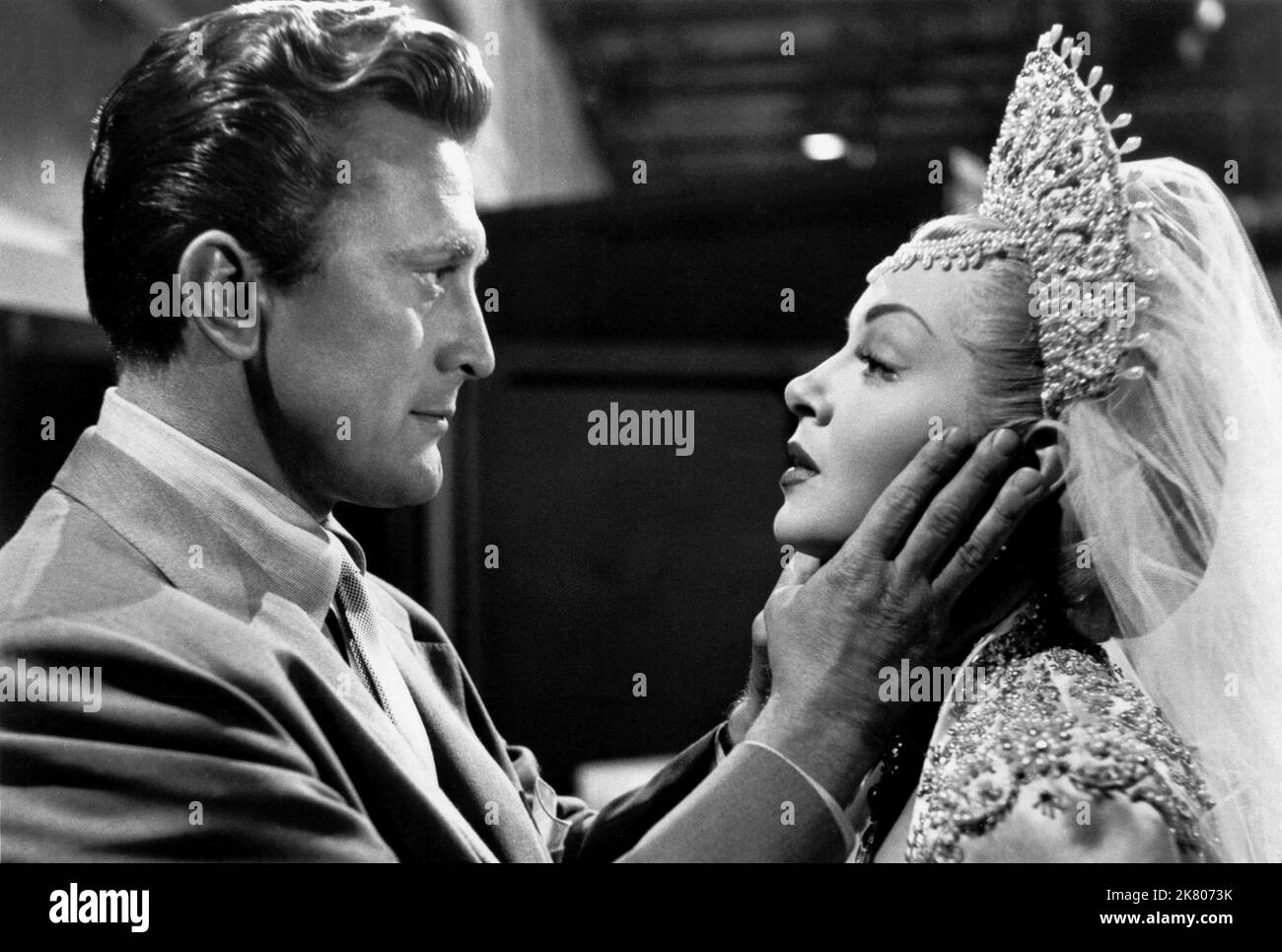 Kirk Douglas & Lana Turner Film: The Bad and the Beautiful (USA 1952) personaggi: Jonathan Shields, Georgia Lorrison regista: Vincente Minnelli 25 Dicembre 1952 **AVVERTENZA** questa fotografia è esclusivamente per uso editoriale ed è copyright di MGM e/o del fotografo assegnato dalla Società di produzione e può essere riprodotta solo da pubblicazioni in concomitanza con la promozione del film sopra citato. È richiesto un credito obbligatorio a MGM. Il fotografo deve essere accreditato anche quando è noto. Nessun uso commerciale può essere concesso senza autorizzazione scritta da parte della Film Company. Foto Stock