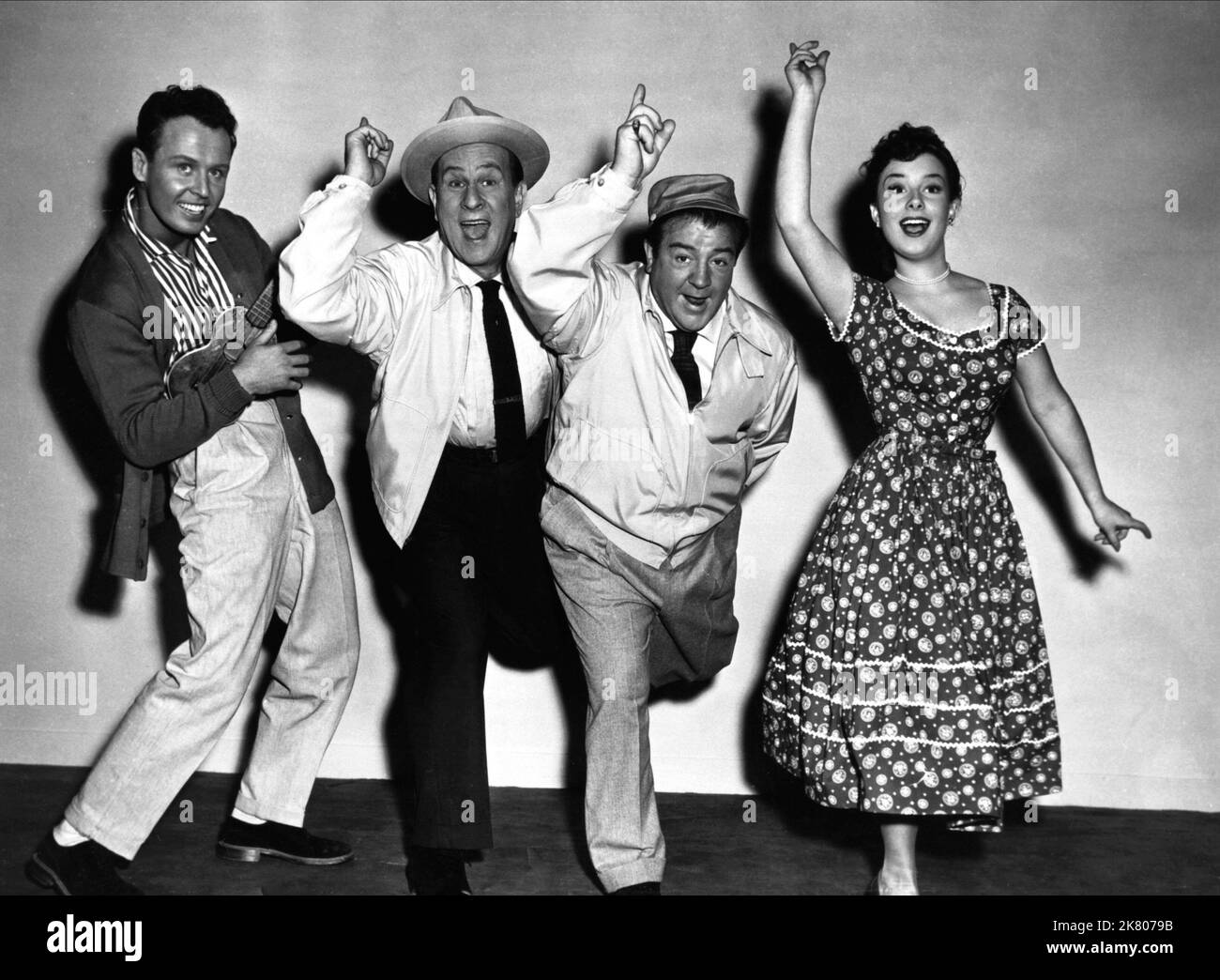 BUD Abbott, Lou Costello e Gigi Perreau Film: Dance With Me, Henry (1956) personaggi: BUD Flick, Lou Henry, Shelley regista: Charles Barton 22 dicembre 1956 **AVVERTENZA** questa fotografia è solo per uso editoriale ed è copyright di ROBERT GOLDSTEIN PRODUCTIONS e/o del fotografo assegnato dalla Film o dalla Production Company e può essere riprodotta solo da pubblicazioni in concomitanza con la promozione del film di cui sopra. È richiesto un credito obbligatorio per ROBERT GOLDSTEIN PRODUCTIONS. Il fotografo deve essere accreditato anche quando è noto. Nessun uso commerciale può essere concesso senza aut scritto Foto Stock