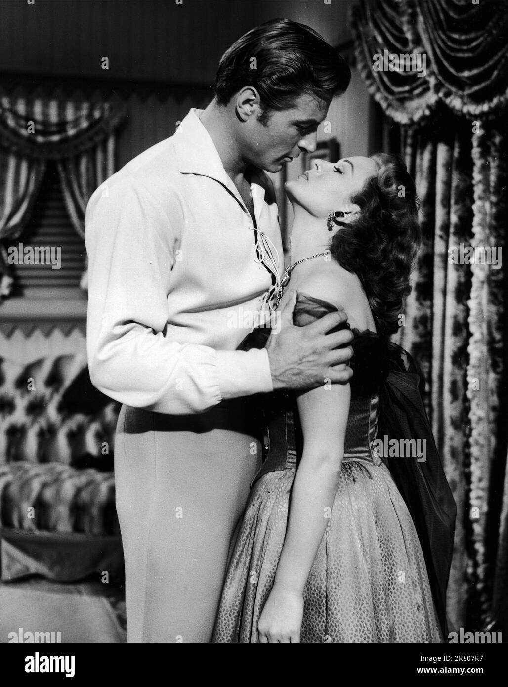 Patricia Medina & Lex Barker Film Duel on the Mississippi (1954) personaggi: Lili Scarlet, André Tulane regista: William Castle 16 settembre 1955 **ATTENZIONE** questa fotografia è ad uso esclusivamente editoriale ed è copyright della COLUMBIA e/o del fotografo assegnato dalla Film or Production Company e può essere riprodotta solo da pubblicazioni in concomitanza con la promozione del suddetto Film. È richiesto un credito obbligatorio a COLUMBIA. Il fotografo deve essere accreditato anche se conosciuto. Nessun uso commerciale può essere concesso senza l'autorizzazione scritta di The Film Company. Foto Stock