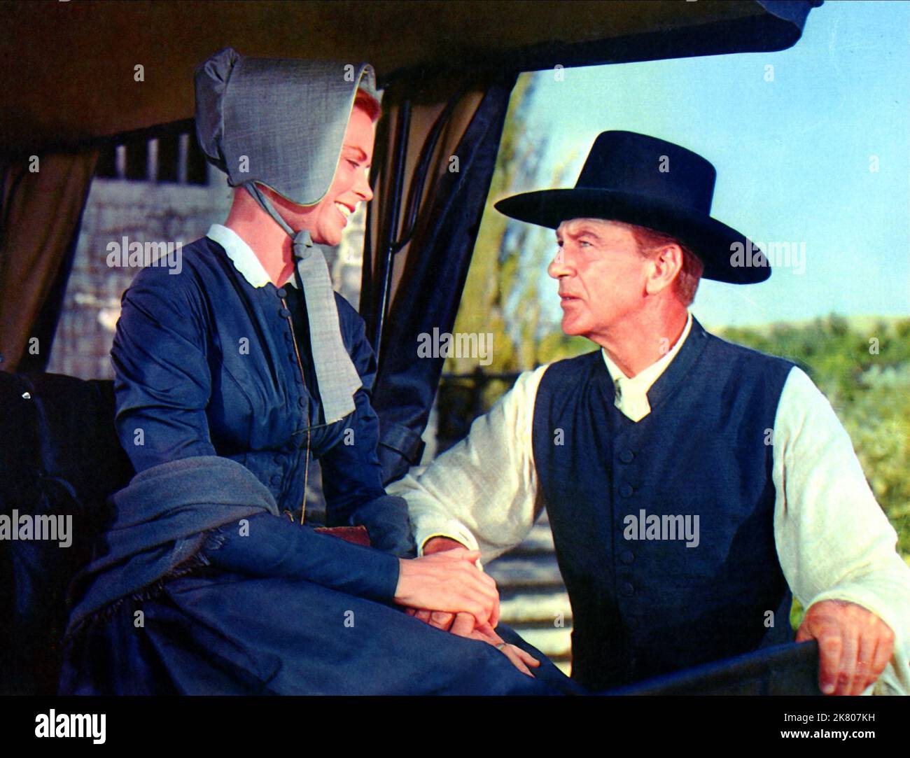 Dorothy Mcguire & Gary Cooper Film: Friendly Persuasion (1956) personaggi: Eliza Birdwell, Jess Birdwell regista: William Wyler 01 novembre 1956 **AVVERTENZA** questa fotografia è solo per uso editoriale ed è copyright degli ARTISTI ALLEATI e/o del fotografo assegnato dalla Film o dalla Production Company e può essere riprodotta solo da pubblicazioni in concomitanza con la promozione del film di cui sopra. È richiesto un credito obbligatorio per GLI ARTISTI ALLEATI. Il fotografo deve essere accreditato anche quando è noto. Nessun uso commerciale può essere concesso senza autorizzazione scritta da parte della Film Company. Foto Stock