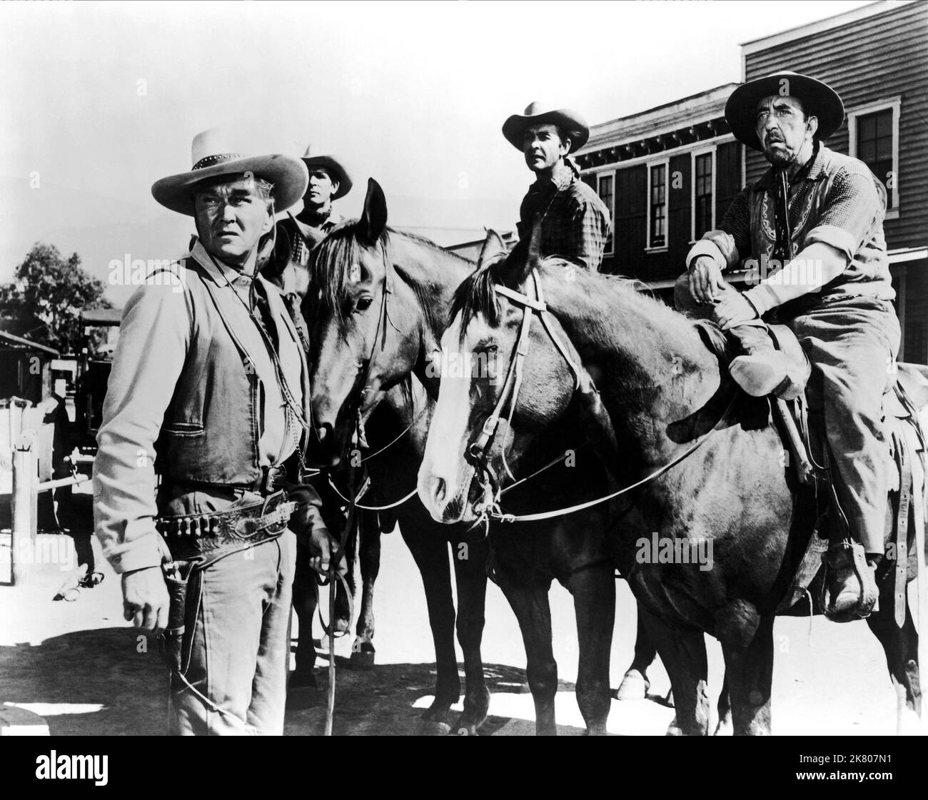 Neville Brand Film Fury at Gunsight Pass (1956) personaggi: Dirk Hogan regista: Fred F. Sears 15 febbraio 1956 **ATTENZIONE** questa fotografia è solo per uso editoriale ed è copyright di COLUMBIA PICTURES e/o del fotografo assegnato dalla Film o Production Company e può essere riprodotta solo da pubblicazioni in concomitanza con la promozione del suddetto Film. È richiesto un credito obbligatorio per LE FOTO DELLA COLUMBIA. Il fotografo deve essere accreditato anche se conosciuto. Nessun uso commerciale può essere concesso senza l'autorizzazione scritta di The Film Company. Foto Stock