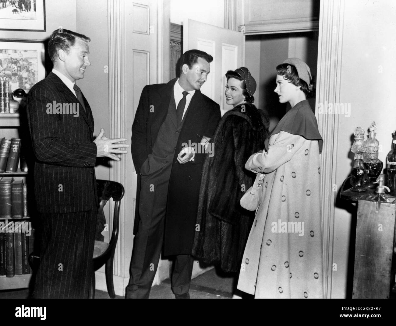 Van Johnson, Barry Sullivan, Kathryn Grayson & Paula Raymond Film: Motivi per il matrimonio (1951) personaggi: Dr. Lincoln I. Bartlett, Chris Bartlett, Ina Massine, Agnes Oglethorpe giovane regista: Robert Z. Leonard 11 gennaio 1951 **AVVERTENZA** questa fotografia è solo per uso editoriale ed è copyright di MGM e/o del fotografo assegnato dalla Film o dalla Production Company e può essere riprodotta solo da pubblicazioni in concomitanza con la promozione del film di cui sopra. È richiesto un credito obbligatorio a MGM. Il fotografo deve essere accreditato anche quando è noto. Non può essere concesso alcun uso commerciale Foto Stock