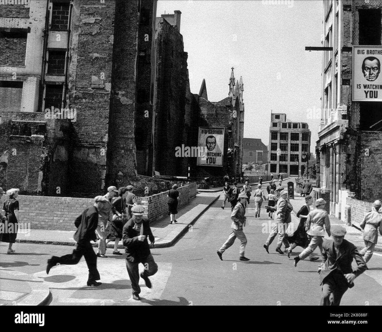 Street Scene Film: 1984; Nineteen Eighty-Four (UK 1984) / Literaturverfilmung (basato sul libro di George Orwell) regista: Michael Anderson 06 marzo 1956 **AVVERTENZA** questa fotografia è solo per uso editoriale ed è copyright di COLUMBIA e/o del fotografo assegnato dalla Film o dalla Production Company e può essere riprodotta solo da pubblicazioni in concomitanza con la promozione del film di cui sopra. È richiesto un credito obbligatorio a COLUMBIA. Il fotografo deve essere accreditato anche quando è noto. Nessun uso commerciale può essere concesso senza autorizzazione scritta da parte della Film Company. Foto Stock