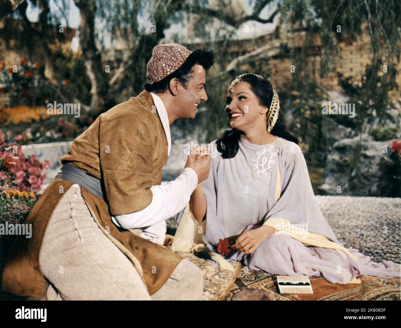 Cornel Wilde & Debra Paget Film: La vita e gli amori e le avventure di Omar Khayyam (1950) personaggi: Omar Khayyam & Sharain regista: William Dieterle 23 agosto 1957 **AVVERTENZA** questa fotografia è solo per uso editoriale ed è copyright di PARA e/o del fotografo assegnato dalla Film o dalla Production Company e può essere riprodotta solo da pubblicazioni in concomitanza con la promozione del film di cui sopra. È richiesto un credito obbligatorio per LA PARA. Il fotografo deve essere accreditato anche quando è noto. Nessun uso commerciale può essere concesso senza autorizzazione scritta da parte della Film Company. Foto Stock