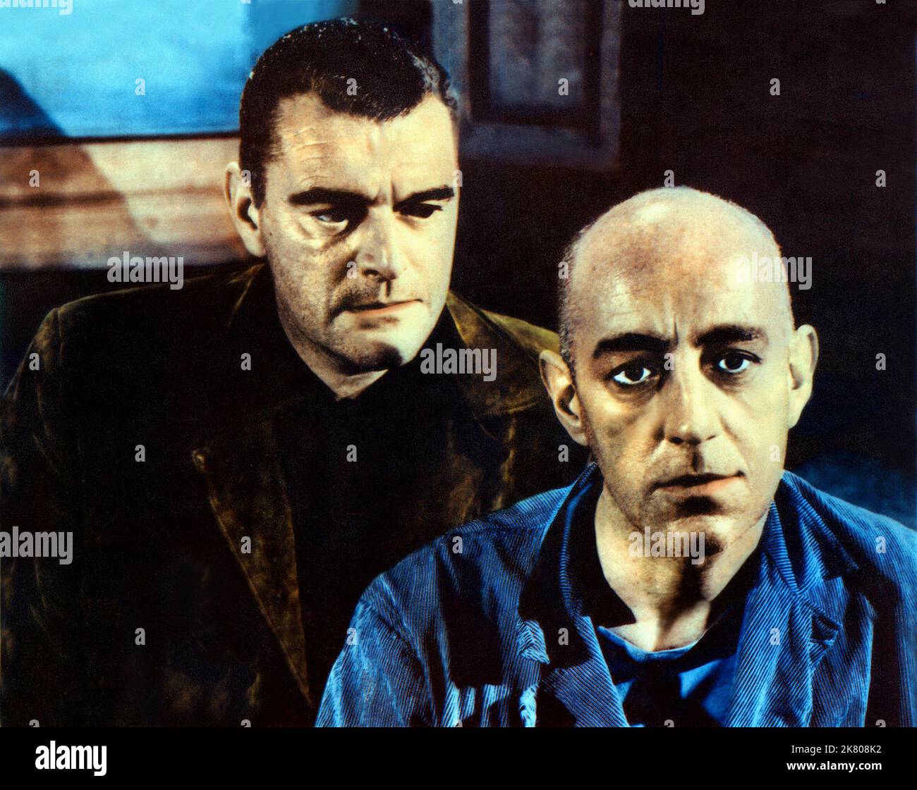 Jack Hawkins & Alec Guinness Televisione: The Prisoner (UK 1955) personaggi: The interrogator & The Cardinal Director: Peter Glenville 19 aprile 1955 **AVVERTENZA** questa fotografia è solo per uso editoriale ed è copyright delle IMMAGINI COLUMBIA e/o del fotografo assegnato dalla Film o dalla Production Company e può essere riprodotta solo da pubblicazioni in concomitanza con la promozione del film di cui sopra. È richiesto un credito obbligatorio per LE FOTO DI COLUMBIA. Il fotografo deve essere accreditato anche quando è noto. Nessun uso commerciale può essere concesso senza autorizzazione scritta da parte della Film Company. Foto Stock