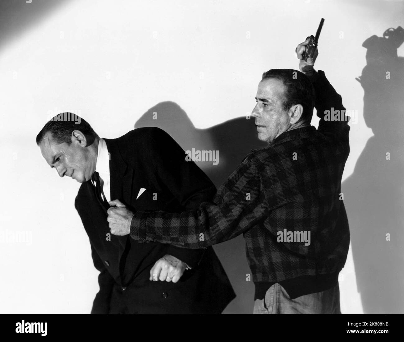 Fredric March & Humphrey Bogart Film: The Desperate Hours (USA 1955) personaggi: Dan C. Hilliard & Glenn Griffin / Literaturverfilmung (basato sul libro 'The Desperate Hours' di Joseph Hayes) regista: William Wyler 05 ottobre 1955 **AVVERTENZA** questa fotografia è solo per uso editoriale ed è copyright di IMMAGINI DI PRIMARIA IMPORTANZA e/o del fotografo assegnato dalla Film o dalla Production Company e può essere riprodotta solo da pubblicazioni in concomitanza con la promozione del film di cui sopra. È richiesto un credito obbligatorio per LE FOTO DI PARAMOUNT. Il fotografo dovrebbe anche essere accreditato quando kno Foto Stock