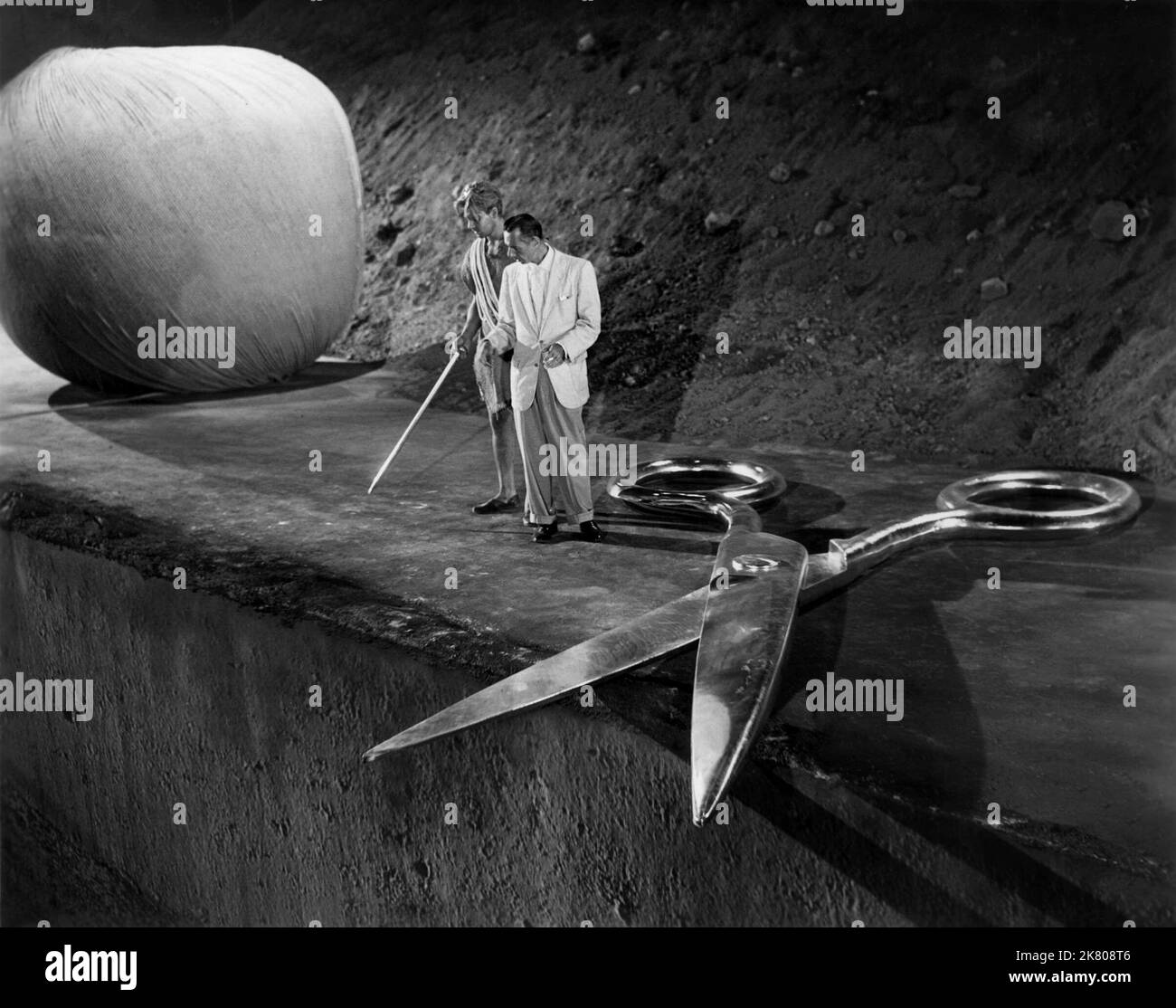 Grant Williams & Jack Arnold Film: The Incredible Shrinking Man (1955) personaggi: Scott Carey & regista: Jack Arnold 22 febbraio 1957 **AVVERTENZA** questa fotografia è solo per uso editoriale ed è copyright di UI e/o del fotografo assegnato dalla Film o dalla Production Company e può essere riprodotta solo da pubblicazioni in concomitanza con la promozione del film di cui sopra. È richiesto un credito obbligatorio all'interfaccia utente. Il fotografo deve essere accreditato anche quando è noto. Nessun uso commerciale può essere concesso senza autorizzazione scritta da parte della Film Company. Foto Stock