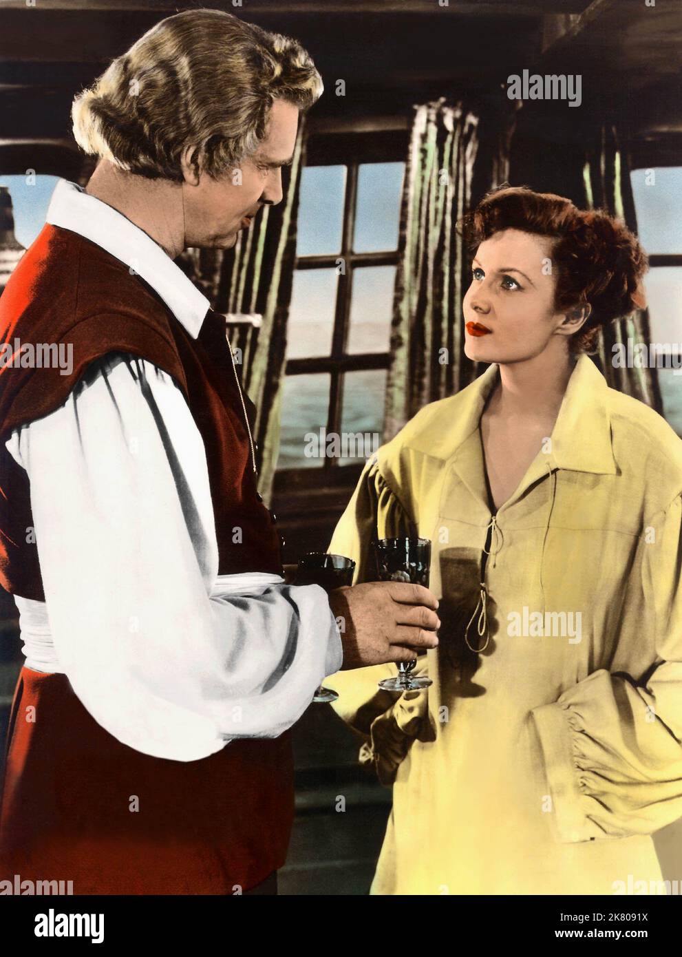 Sterling Hayden & Rhonda Fleming Film: The Golden Hawk (USA 1952) personaggi: Kit Gerardo aka The Hawk, Capitano Rouge / Titel Auch 'Lady Rotkopf' / Literaturverfilmung (basato sul libro di Frank Yerby) regista: Sidney Salkow 08 ottobre 1952 **AVVERTENZA** questa fotografia è solo per uso editoriale ed è copyright delle IMMAGINI COLUMBIA e/o del fotografo assegnato dalla Film o dalla Production Company e può essere riprodotta solo da pubblicazioni in concomitanza con la promozione del film di cui sopra. È richiesto un credito obbligatorio per LE FOTO DI COLUMBIA. Il fotografo dovrebbe anche essere accreditato w Foto Stock