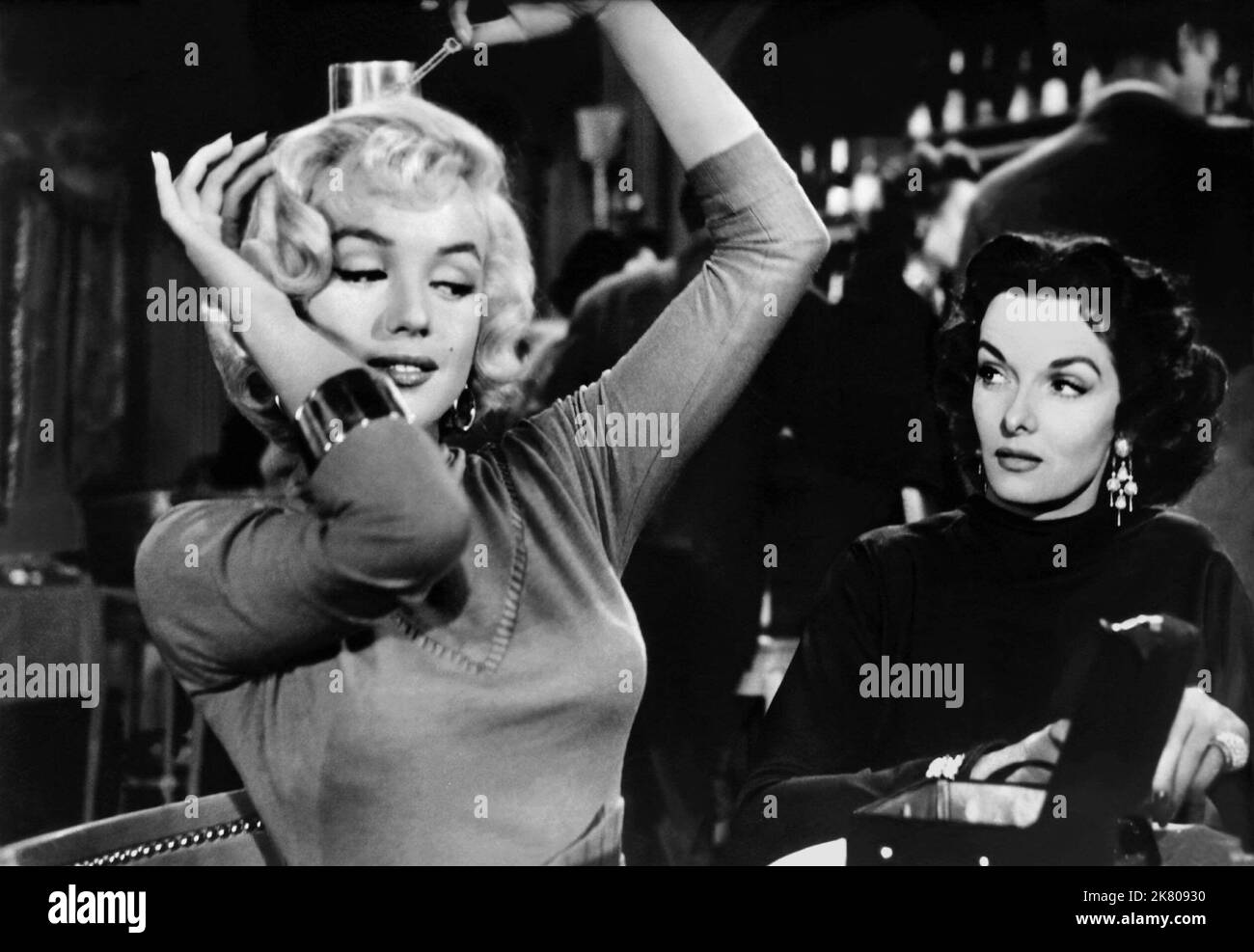 Marilyn Monroe & Jane Russell Film: Gentlemen Preferire Blondes (USA 1953) personaggi: Lorelei Lee & Dorothy Shaw regista: Howard Hawks 01 luglio 1953 **AVVERTENZA** questa fotografia è solo per uso editoriale ed è copyright di 20th CENTURY FOX e/o del fotografo assegnato dalla Film o dalla Production Company e può essere riprodotta solo da pubblicazioni in concomitanza con la promozione del film di cui sopra. È richiesto un credito obbligatorio a 20th CENTURY FOX. Il fotografo deve essere accreditato anche quando è noto. Nessun uso commerciale può essere concesso senza autorizzazione scritta da parte della Film Company. Foto Stock