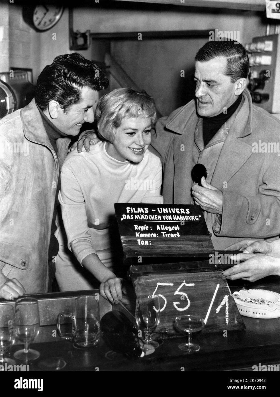 Yves Allegert, Daniel Gelin, Hildegard Knef Film: Porto del desiderio; la Fille De Hambourg (la fille de Hambourg) personaggi: ,Pierre,Maria (come Hildegarde Neff) Fr 1958, regista: Yves Allegret 13 agosto 1958 **AVVERTENZA** questa fotografia è solo per uso editoriale ed è copyright di PATHE e/o del fotografo assegnato dalla Film o dalla Production Company e può essere riprodotta solo da pubblicazioni in concomitanza con la promozione del film di cui sopra. È richiesto un credito obbligatorio a PATHE. Il fotografo deve essere accreditato anche quando è noto. Nessun uso commerciale può essere concesso senza au scritto Foto Stock