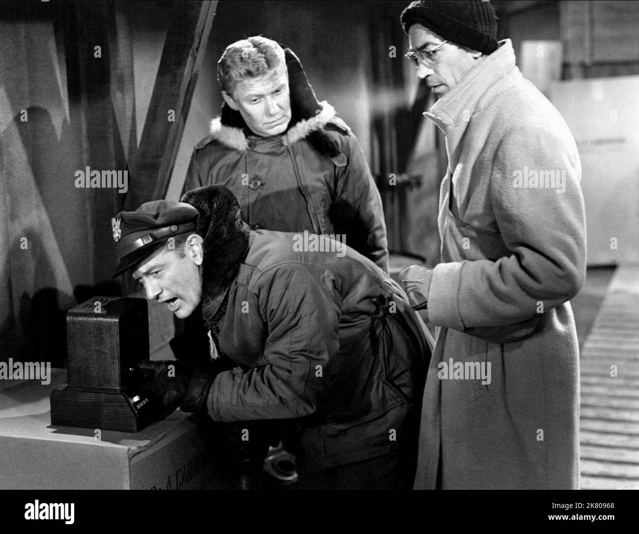 Kenneth Tobey, James R. Young & Douglas Spencer Film: The Thing from Another World (USA 1951) personaggi: Capitano Patrick Hendry, Lt. Eddie Dykes & Scotty / Literaturverfilmung (basato sulla storia "Chi ci va?" Di John W. Campbell Jr.) Regista: Christian Nyby 06 aprile 1951 **AVVERTENZA** questa fotografia è solo per uso editoriale ed è copyright delle IMMAGINI RKO RADIO e/o del fotografo assegnato dalla Film o dalla Società di produzione e può essere riprodotta solo da pubblicazioni in concomitanza con la promozione del film di cui sopra. È richiesto un credito obbligatorio per LE IMMAGINI DELLA RADIO RKO. Il P Foto Stock