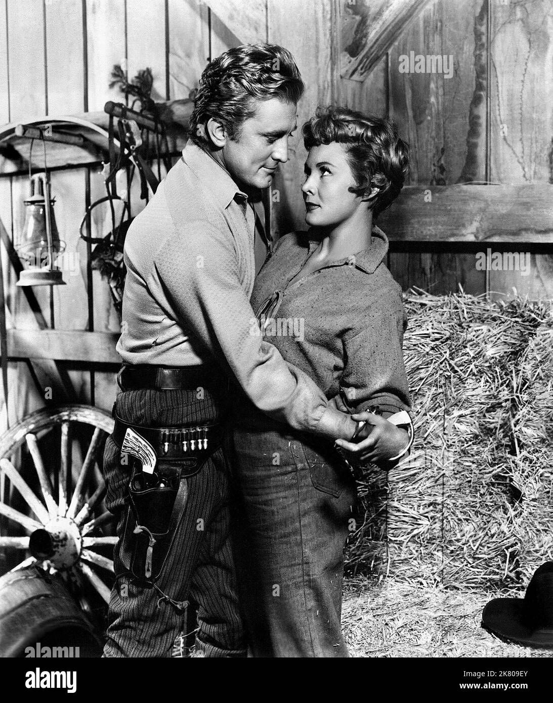 Kirk Douglas & Virginia Mayo Film: Lungo il Grande divario (USA 1951) personaggi: Marshal Len Merrick & Ann Keith regista: Raoul Walsh 16 maggio 1951 **AVVERTENZA** questa fotografia è solo per uso editoriale ed è copyright di WARNER BROS. E/o del fotografo assegnato dalla Film o dalla Production Company e può essere riprodotta solo da pubblicazioni in concomitanza con la promozione del film di cui sopra. È richiesto un credito obbligatorio a WARNER BROS.. Il fotografo deve essere accreditato anche quando è noto. Nessun uso commerciale può essere concesso senza autorizzazione scritta da parte della Film Company. Foto Stock