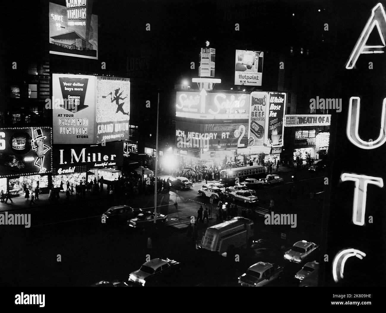 Scena notturna di Times Square Film: Sweet Smell of Success (1956) regista: Alexander Mackendrick 27 giugno 1957 **AVVERTENZA** questa fotografia è solo per uso editoriale ed è copyright di BLUE DOLPHIN e/o del fotografo assegnato dalla Film o dalla Production Company e può essere riprodotta solo da pubblicazioni in concomitanza con la promozione del film di cui sopra. È richiesto un credito obbligatorio per BLUE DOLPHIN. Il fotografo deve essere accreditato anche quando è noto. Nessun uso commerciale può essere concesso senza autorizzazione scritta da parte della Film Company. Foto Stock