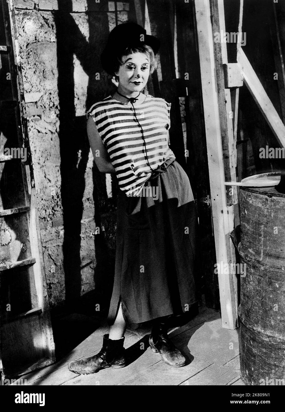 Giulietta Masina Film la strada (1954) personaggi: Gelsomina Regia: Federico Fellini 06 settembre 1954 **ATTENZIONE** questa fotografia è ad uso esclusivamente editoriale ed è copyright di TRANS LUX e/o del fotografo assegnato dalla Film o Production Company e può essere riprodotta solo da pubblicazioni in concomitanza con la promozione del suddetto Film. È richiesto un credito obbligatorio per TRANS LUX. Il fotografo deve essere accreditato anche se conosciuto. Nessun uso commerciale può essere concesso senza l'autorizzazione scritta di The Film Company. Foto Stock