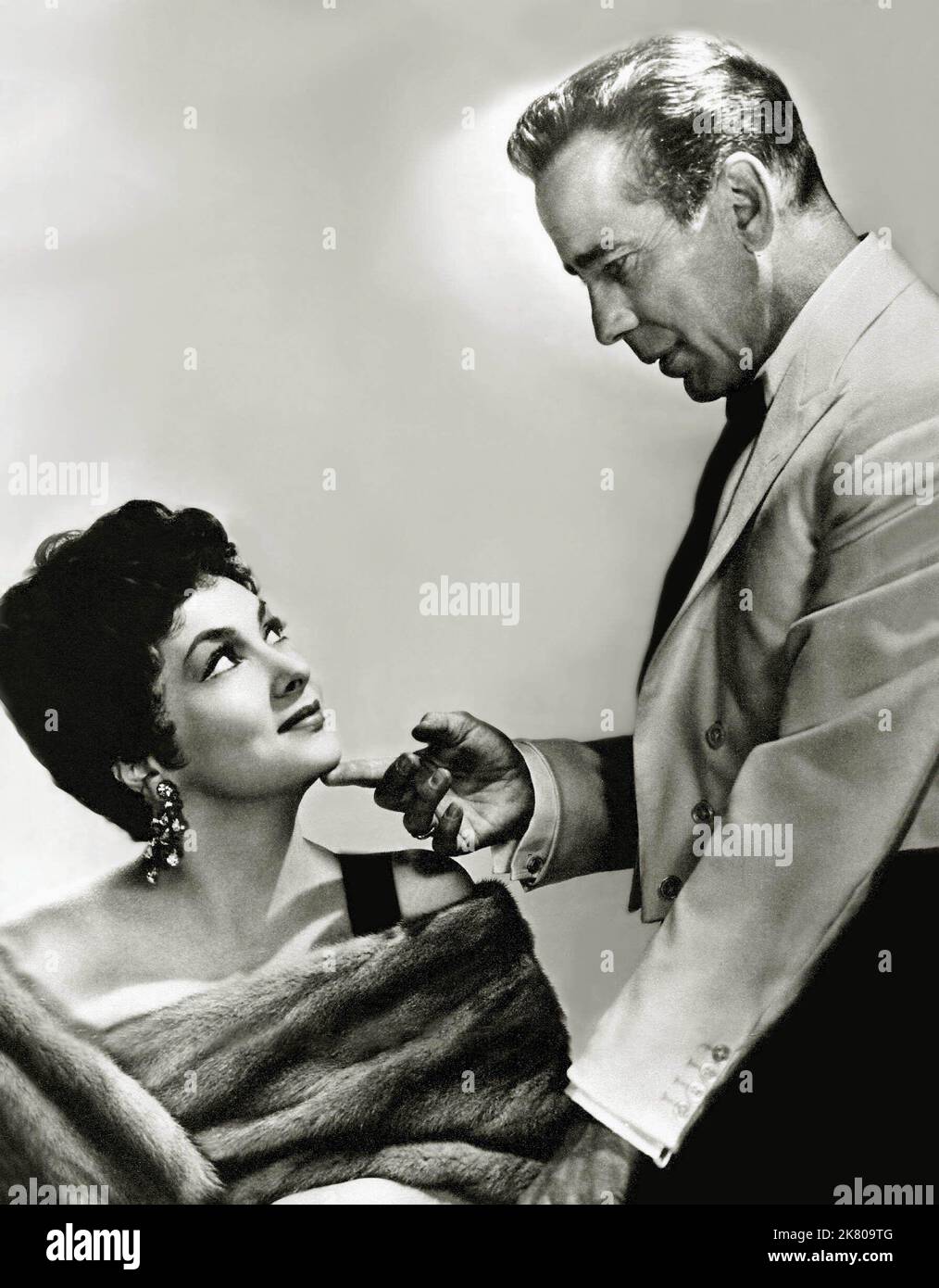 Gina Lollobrigida, Humphrey Bogart Film: Beat the Devil (1953) personaggi: Maria Dannreuther, Billy Dannreuther regista: John Huston 24 novembre 1953 **AVVERTENZA** questa fotografia è solo per uso editoriale ed è copyright di UNITED ARTISTS e/o del fotografo assegnato dalla Film o dalla Production Company e può essere riprodotta solo da pubblicazioni in concomitanza con la promozione del film di cui sopra. È richiesto un credito obbligatorio per GLI ARTISTI UNITI. Il fotografo deve essere accreditato anche quando è noto. Nessun uso commerciale può essere concesso senza autorizzazione scritta da parte della Film Company. Foto Stock