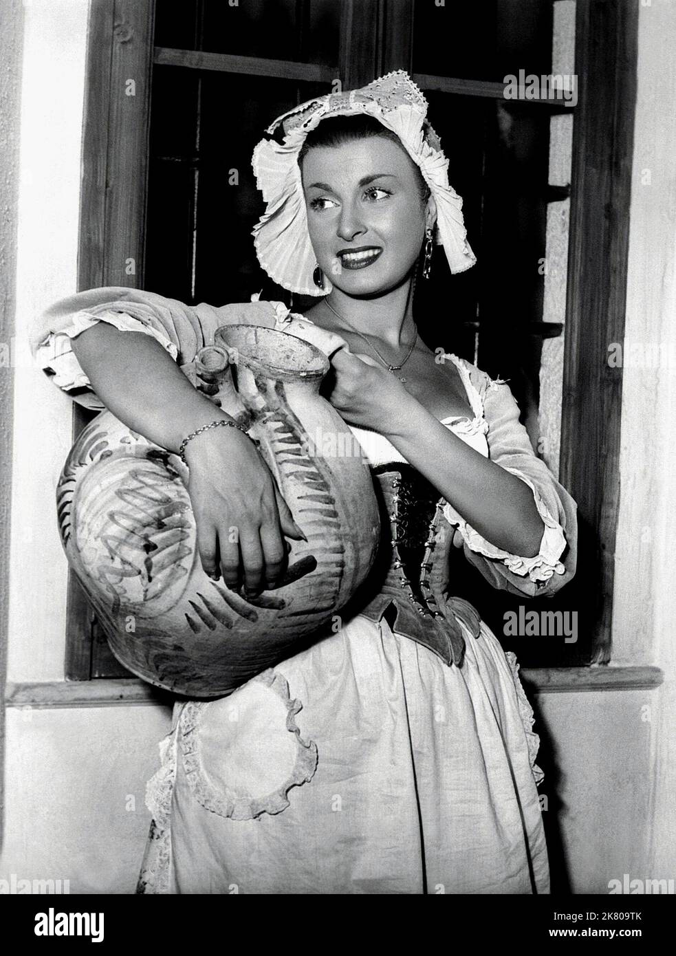 Silvana Pampanini Film: L'affair di Madame Pompadour; (1955) personaggi: Rosetta regista: Mario Soldati 08 marzo 1952 **AVVERTENZA** questa fotografia è solo per uso editoriale ed è copyright di REPUBLIC PICS e/o del fotografo assegnato dalla Film o dalla Società di produzione e può essere riprodotta solo da pubblicazioni in concomitanza con la promozione del film di cui sopra. È richiesto un credito obbligatorio al PICS DELLA REPUBBLICA. Il fotografo deve essere accreditato anche quando è noto. Nessun uso commerciale può essere concesso senza autorizzazione scritta da parte della Film Company. Foto Stock