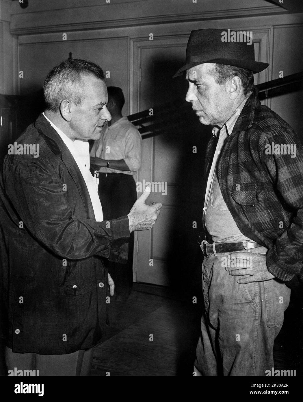 William Wyler & Humphrey Bogart Film: The Desperate Hours (USA 1955) personaggi: , Glenn Griffin / Literaturverfilmung (basato sul libro 'The Desperate Hours' di Joseph Hayes) regista: William Wyler 05 ottobre 1955 **AVVERTENZA** questa fotografia è solo per uso editoriale ed è copyright di IMMAGINI DI PRIMARIA IMPORTANZA e/o del fotografo assegnato dalla Film o dalla Production Company e può essere riprodotta solo da pubblicazioni in concomitanza con la promozione del film di cui sopra. È richiesto un credito obbligatorio per LE FOTO DI PARAMOUNT. Il fotografo deve essere accreditato anche quando è noto. Non commerciale Foto Stock